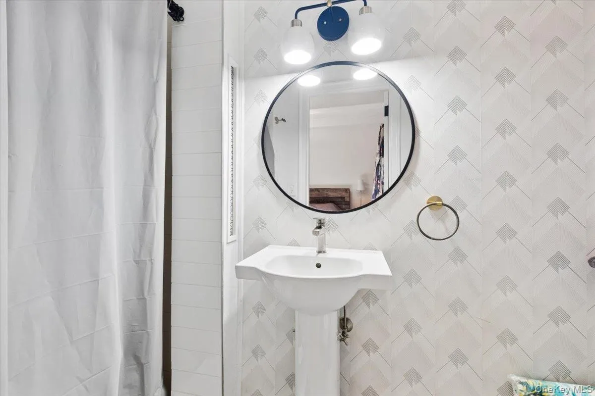 Newly Renovated En Suite Primary Bathroom w/ walk-in shower Newly Renovated En Suite Primary Bathroom w/ walk-in shower