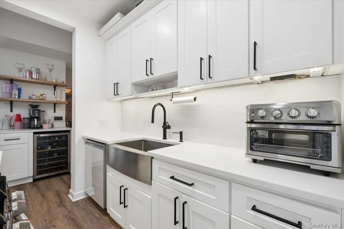 Tons of Cabinet Storage, and Quartzite Countertops! Tons of Cabinet Storage, and Quartzite Countertops!