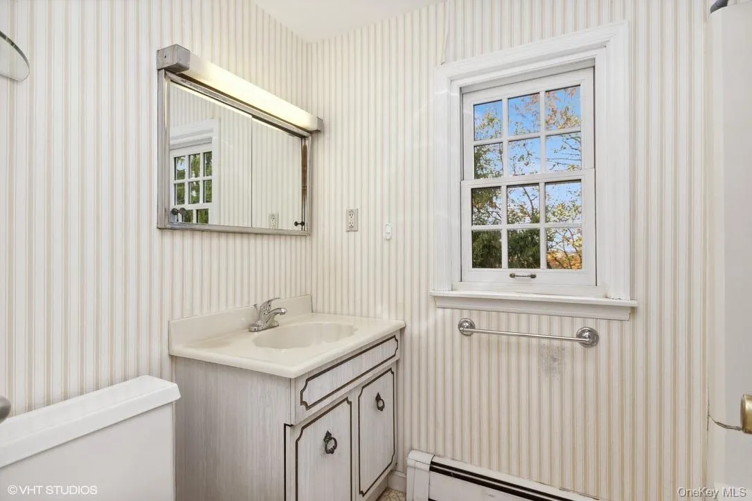 Second floor full bathroom Second floor full bathroom