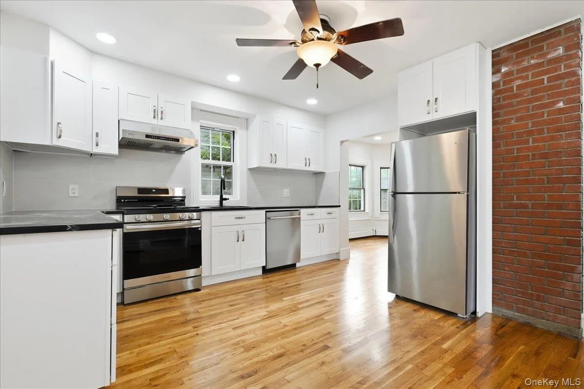 42 Chestnut Street, Glen Cove, NY, 3 Bedrooms Bedrooms, 7 Rooms Rooms,1 BathroomBathrooms,Residential Lease,For Rent,Chestnut,0,1053350 42 Chestnut Street, Glen Cove, NY, 3 Bedrooms Bedrooms, 7 Rooms Rooms,1 BathroomBathrooms,Residential Lease,For Rent,Chestnut,0,1053350