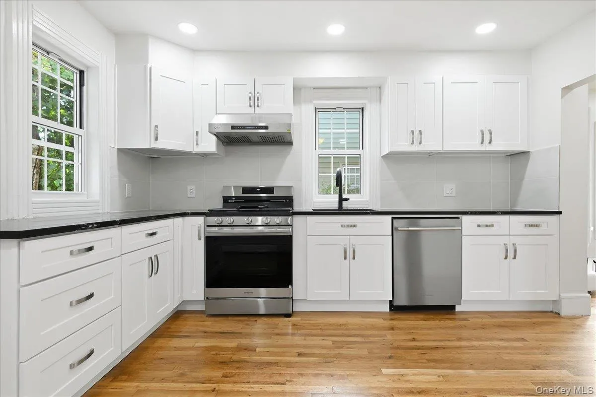 42 Chestnut Street, Glen Cove, NY, 3 Bedrooms Bedrooms, 7 Rooms Rooms,1 BathroomBathrooms,Residential Lease,For Rent,Chestnut,0,1053350 42 Chestnut Street, Glen Cove, NY, 3 Bedrooms Bedrooms, 7 Rooms Rooms,1 BathroomBathrooms,Residential Lease,For Rent,Chestnut,0,1053350