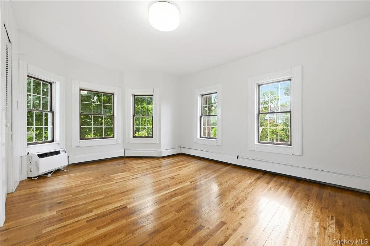 42 Chestnut Street, Glen Cove, NY, 3 Bedrooms Bedrooms, 7 Rooms Rooms,1 BathroomBathrooms,Residential Lease,For Rent,Chestnut,0,1053350 42 Chestnut Street, Glen Cove, NY, 3 Bedrooms Bedrooms, 7 Rooms Rooms,1 BathroomBathrooms,Residential Lease,For Rent,Chestnut,0,1053350