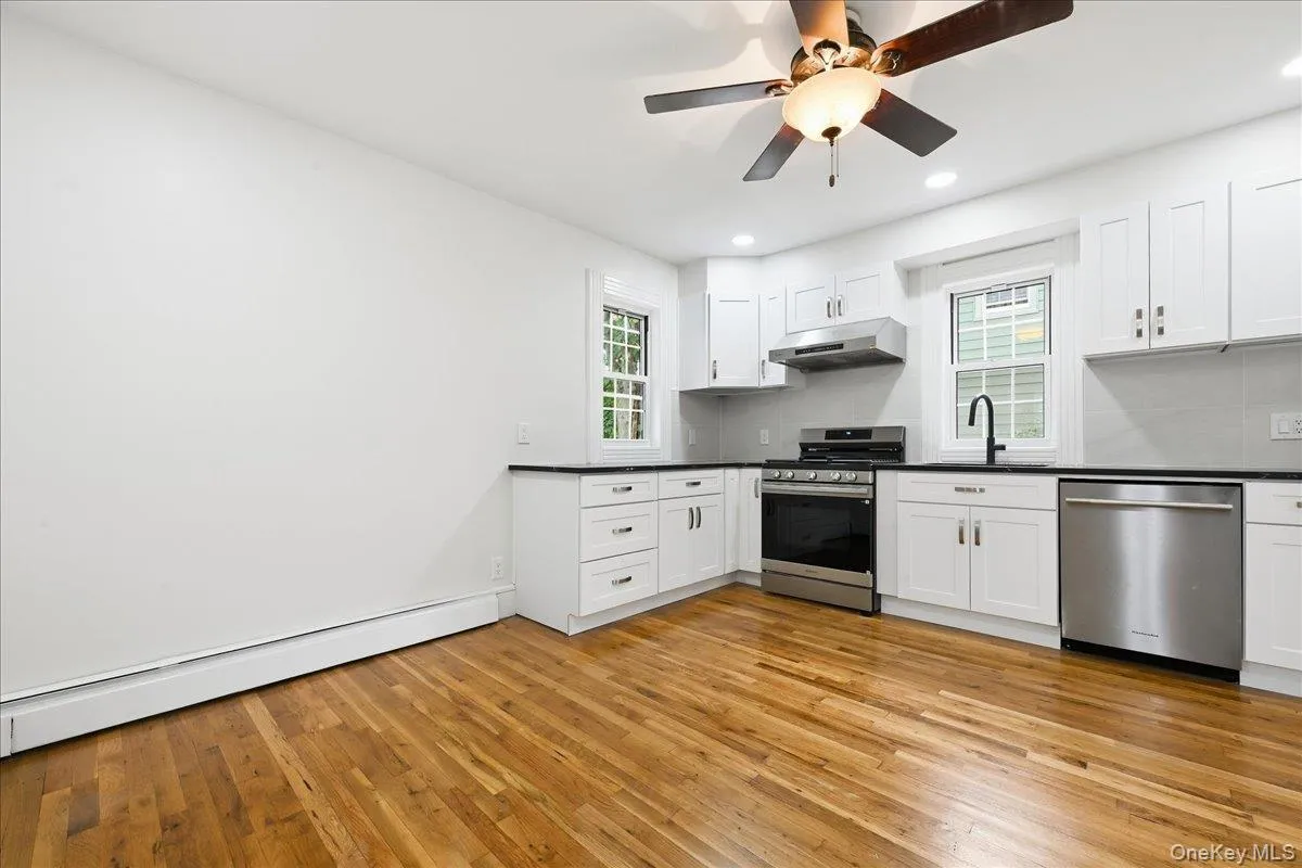 42 Chestnut Street, Glen Cove, NY, 3 Bedrooms Bedrooms, 7 Rooms Rooms,1 BathroomBathrooms,Residential Lease,For Rent,Chestnut,0,1053350 42 Chestnut Street, Glen Cove, NY, 3 Bedrooms Bedrooms, 7 Rooms Rooms,1 BathroomBathrooms,Residential Lease,For Rent,Chestnut,0,1053350