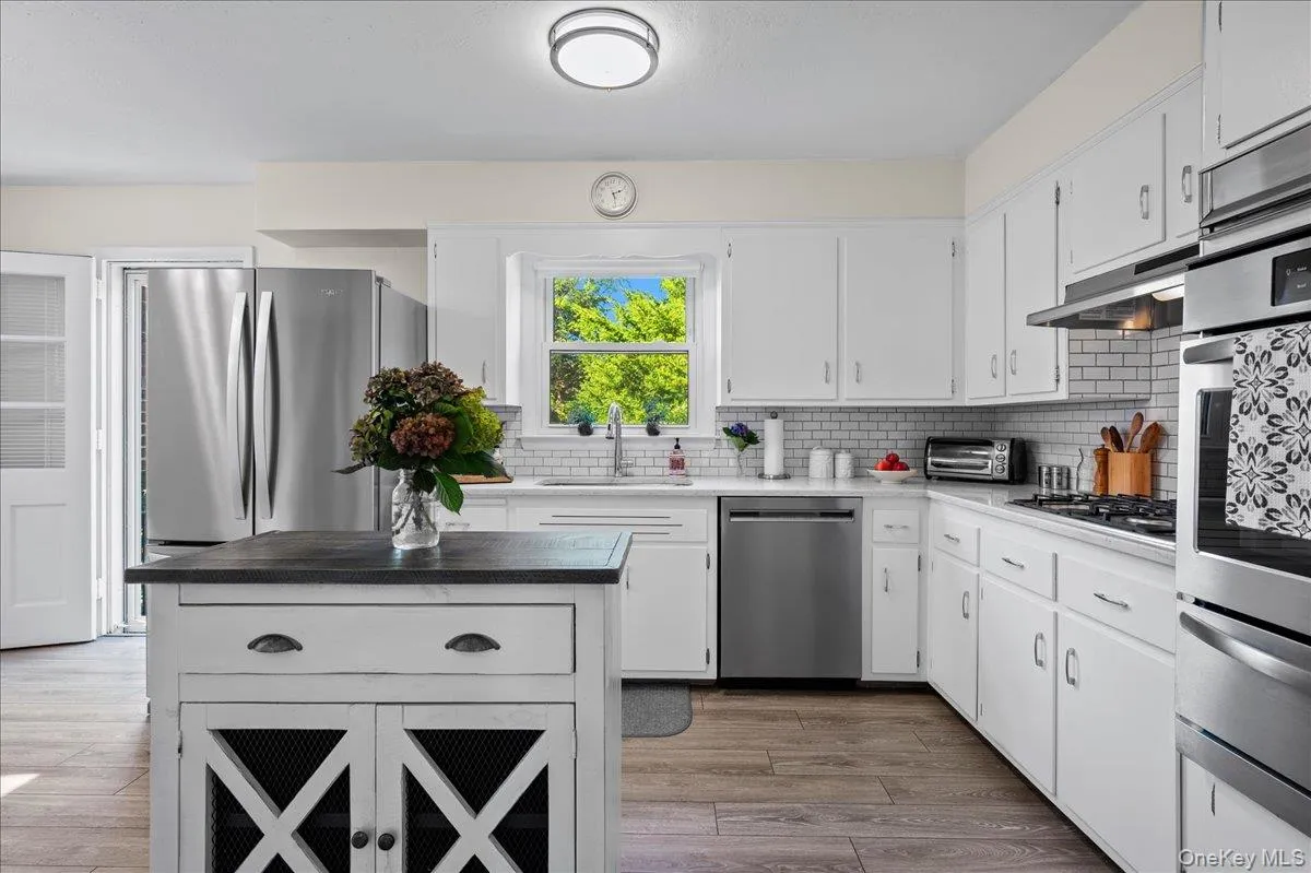 160 Park Avenue, Harrison, NY, 3 Bedrooms Bedrooms, 5 Rooms Rooms,1 BathroomBathrooms,Residential Lease,For Rent,Park,0,1053377 160 Park Avenue, Harrison, NY, 3 Bedrooms Bedrooms, 5 Rooms Rooms,1 BathroomBathrooms,Residential Lease,For Rent,Park,0,1053377