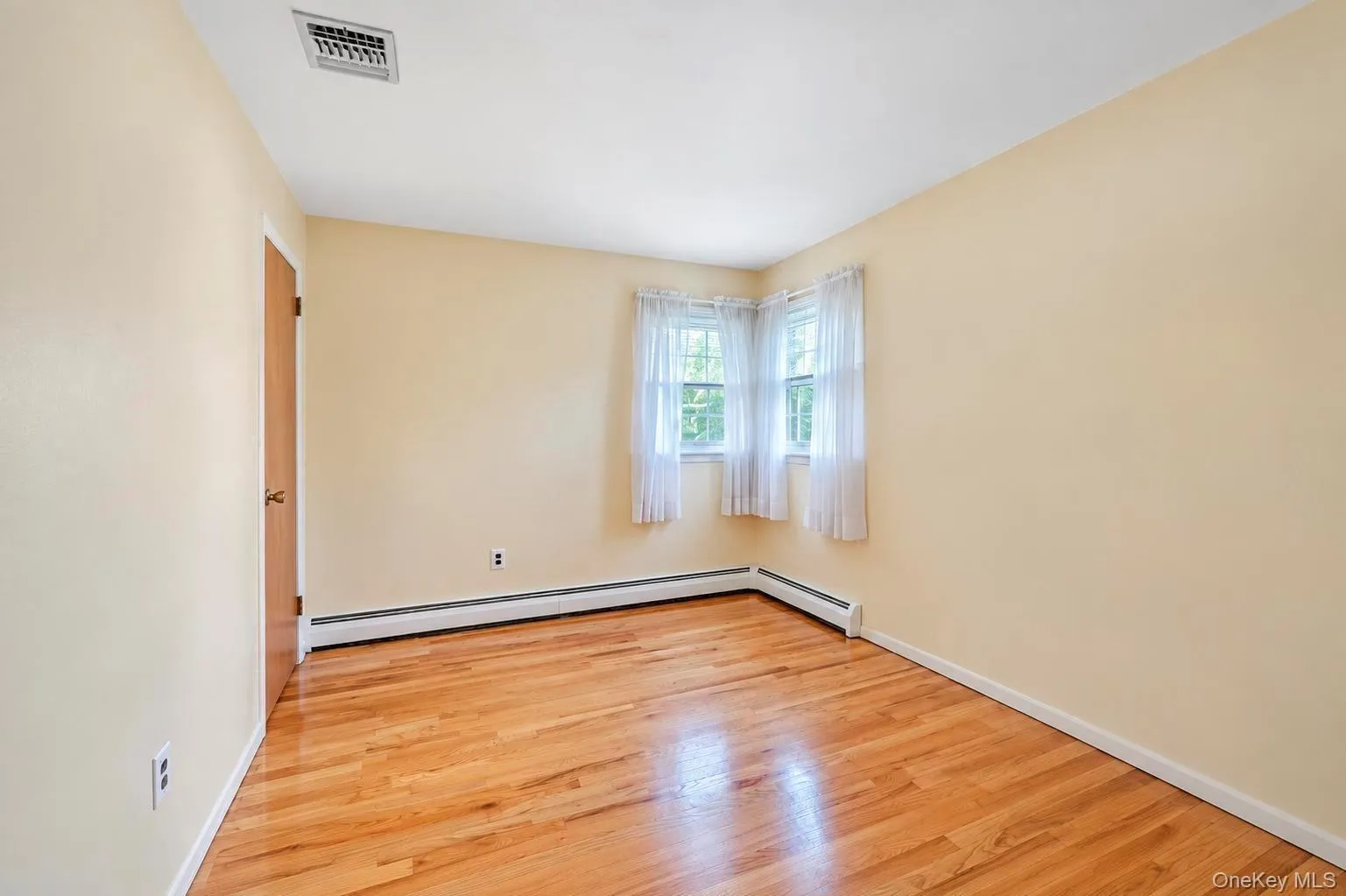 355 Islip Boulevard, Islip, NY, 4 Bedrooms Bedrooms, 12 Rooms Rooms,2 BathroomsBathrooms,Residential,For Rent,Islip,0,1053401 355 Islip Boulevard, Islip, NY, 4 Bedrooms Bedrooms, 12 Rooms Rooms,2 BathroomsBathrooms,Residential,For Rent,Islip,0,1053401