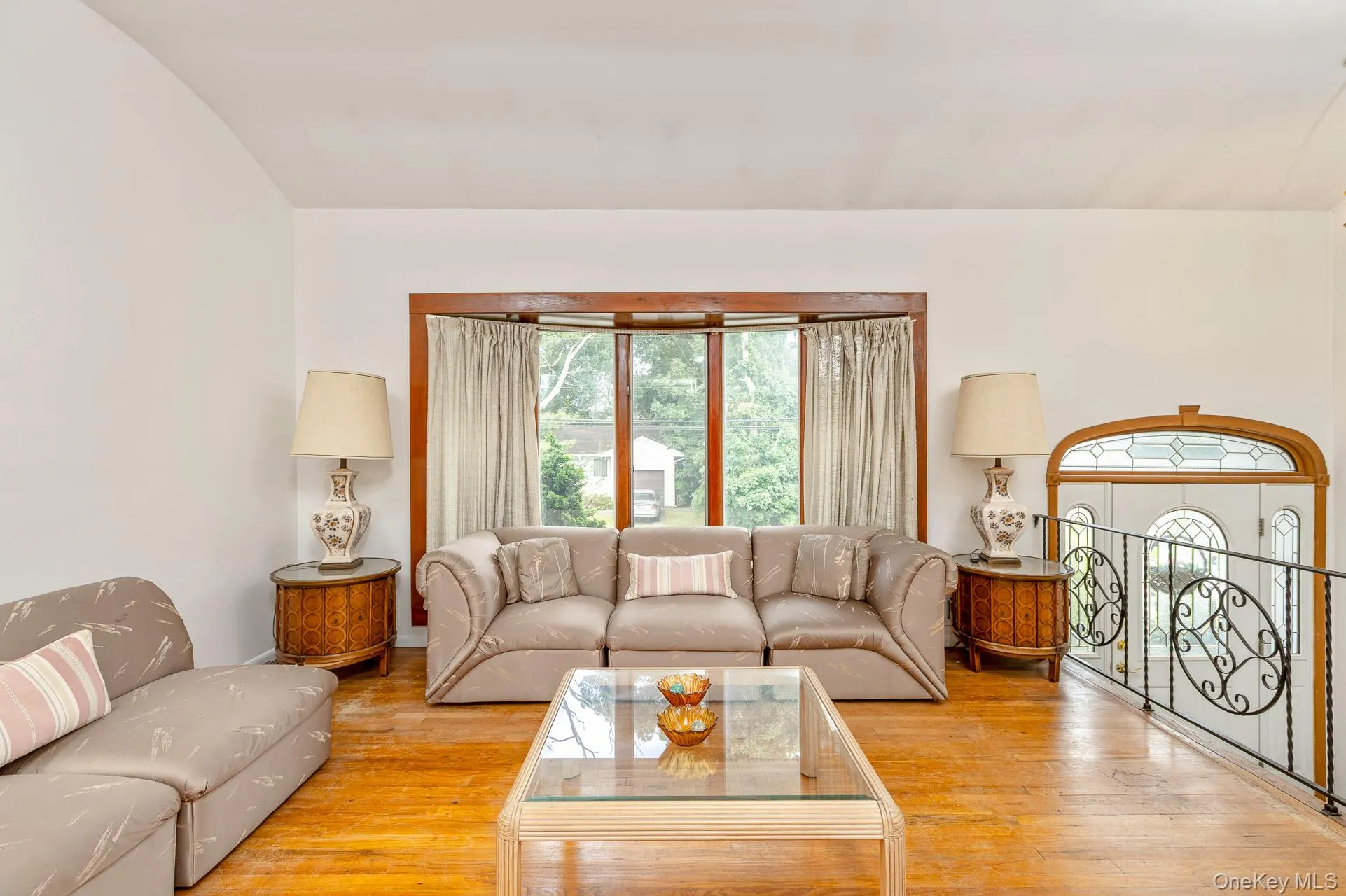 Vaulted Ceiling, Bay Window, Wood Flooring Vaulted Ceiling, Bay Window, Wood Flooring