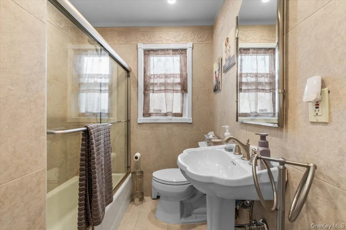 28 Lee Avenue, Oyster Bay, NY, 3 Bedrooms Bedrooms, 7 Rooms Rooms,2 BathroomsBathrooms,Residential,For Rent,Lee,0,1053443 28 Lee Avenue, Oyster Bay, NY, 3 Bedrooms Bedrooms, 7 Rooms Rooms,2 BathroomsBathrooms,Residential,For Rent,Lee,0,1053443