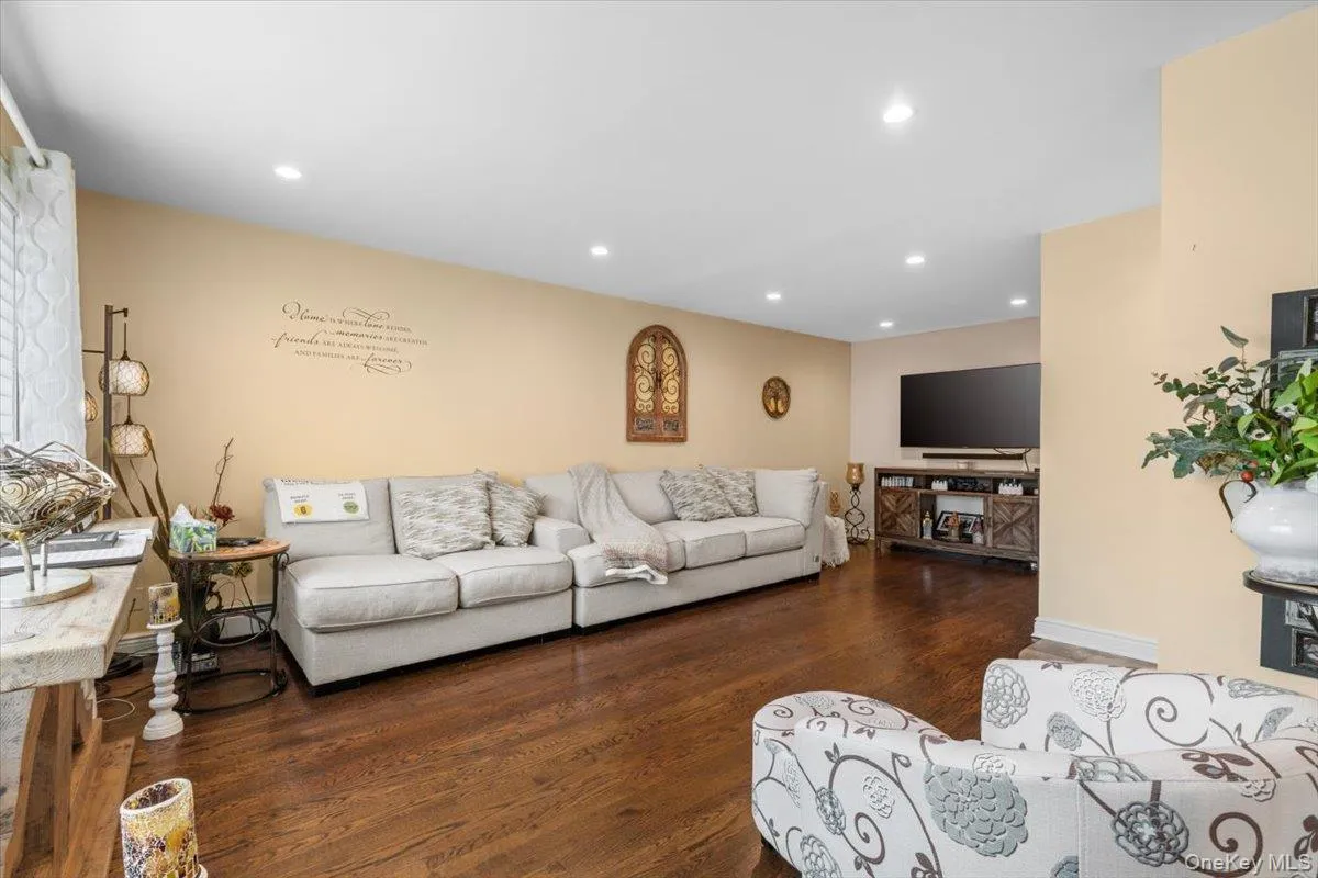 28 Lee Avenue, Oyster Bay, NY, 3 Bedrooms Bedrooms, 7 Rooms Rooms,2 BathroomsBathrooms,Residential,For Rent,Lee,0,1053443 28 Lee Avenue, Oyster Bay, NY, 3 Bedrooms Bedrooms, 7 Rooms Rooms,2 BathroomsBathrooms,Residential,For Rent,Lee,0,1053443