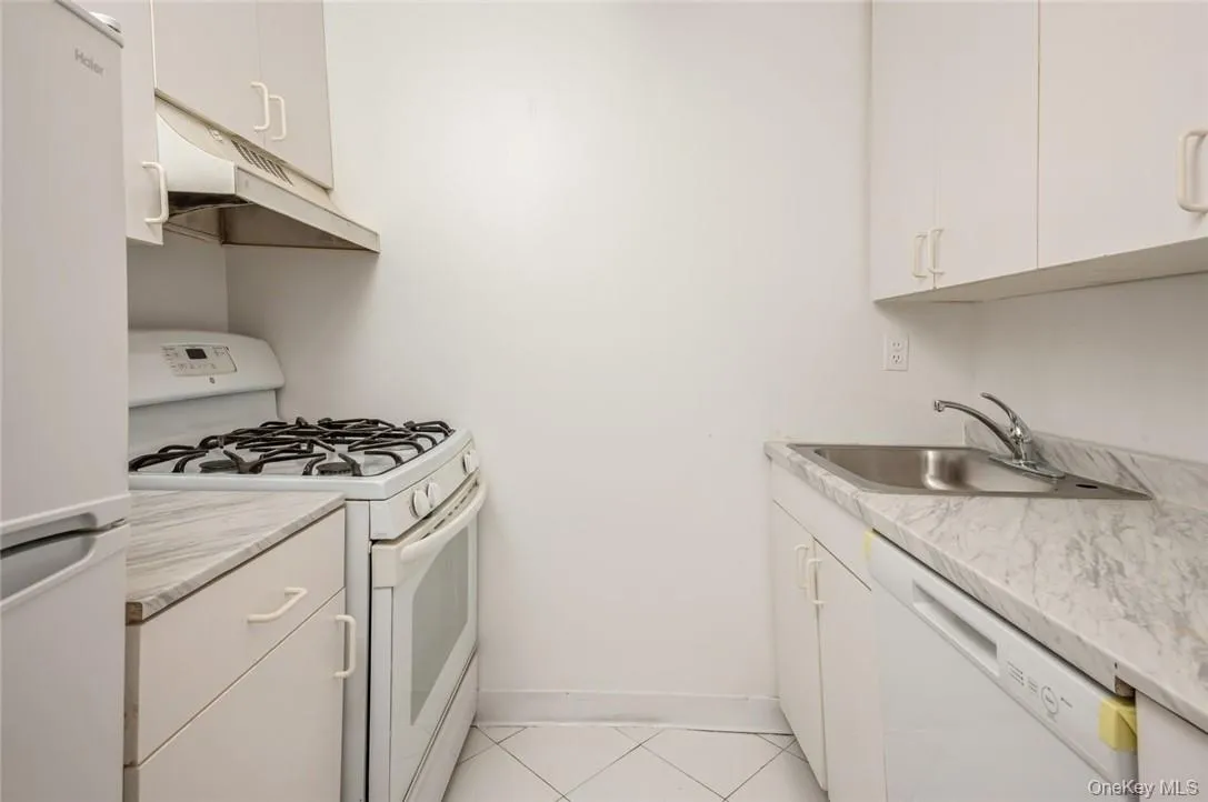 Another view of the efficiently designed kitchen, recently installed new dishwasher, new refrigerator, gas stove Another view of the efficiently designed kitchen, recently installed new dishwasher, new refrigerator, gas stove