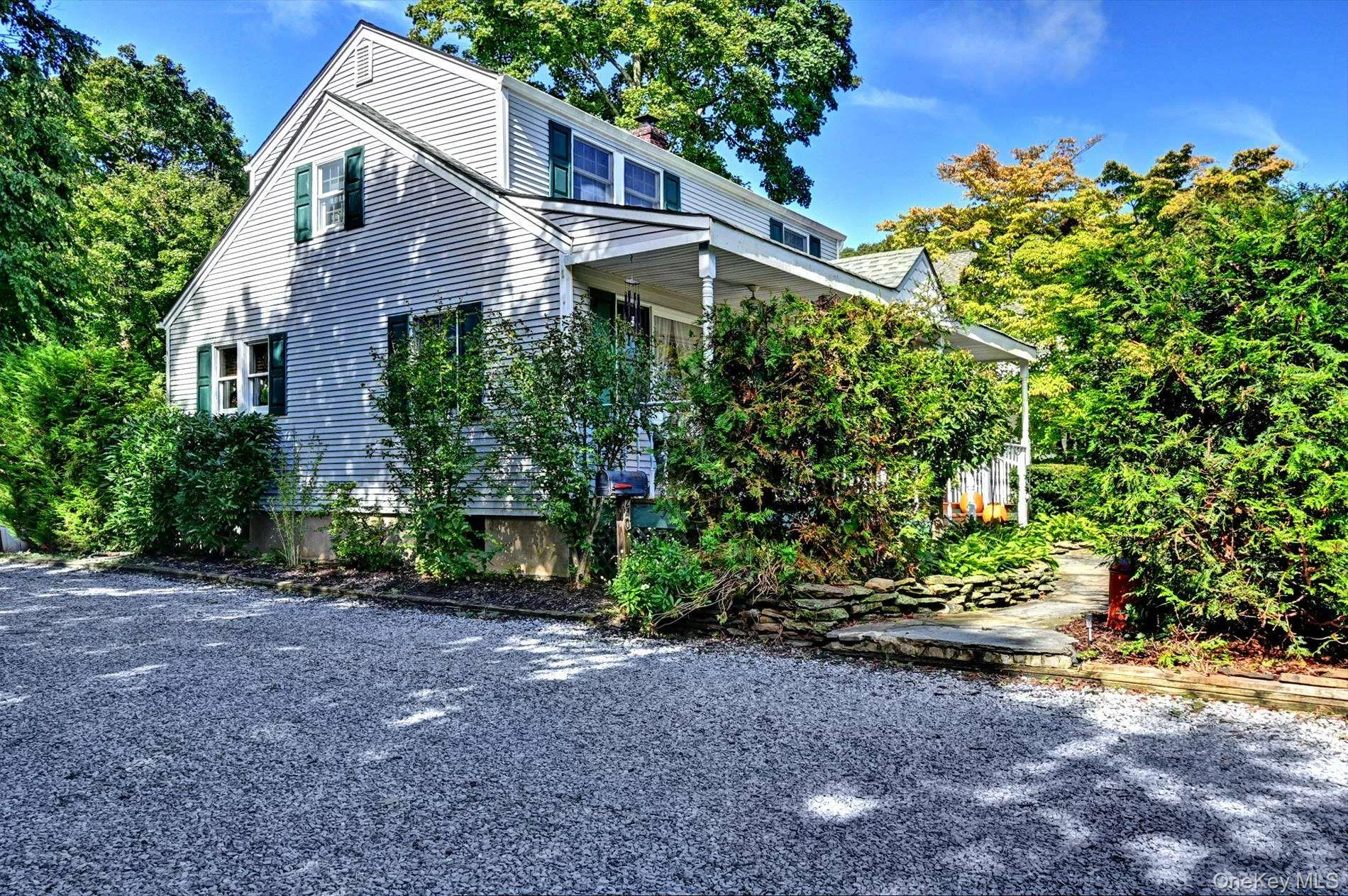 Driveway can accommodate 6 Vehicles Driveway can accommodate 6 Vehicles