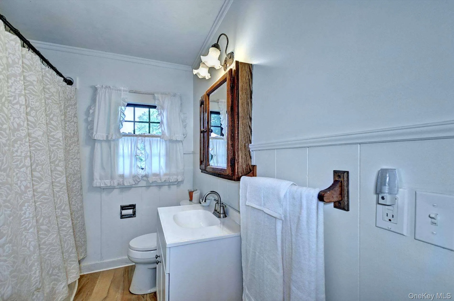 Updated Full Bath w/Tub and Shower Updated Full Bath w/Tub and Shower