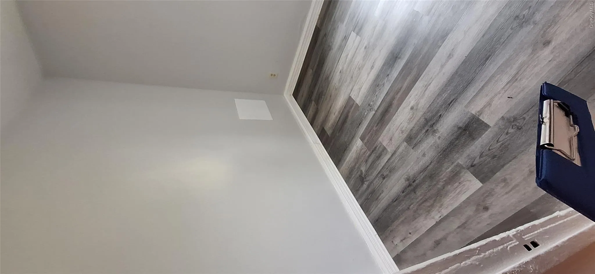 BR with contemporary gray vinyl plank floors and baseboards BR with contemporary gray vinyl plank floors and baseboards