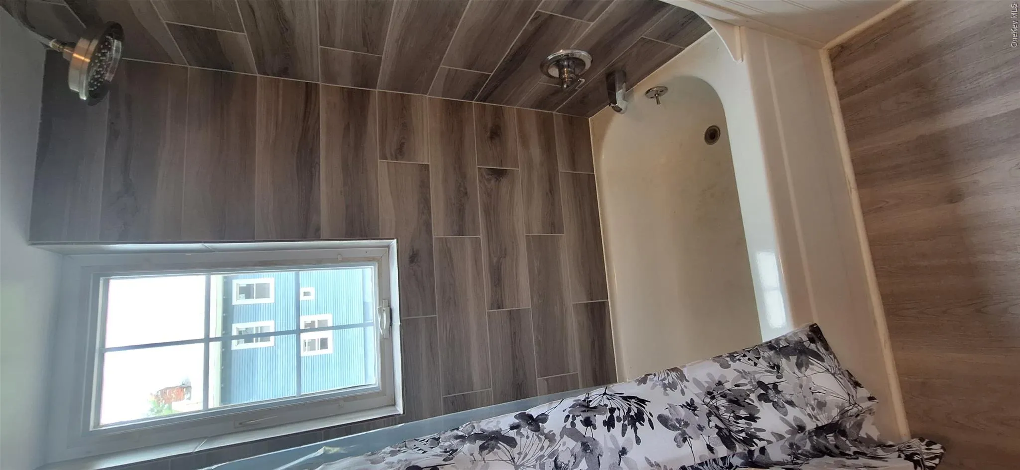 Full bathroom with shower / bathtub combination Full bathroom with shower / bathtub combination