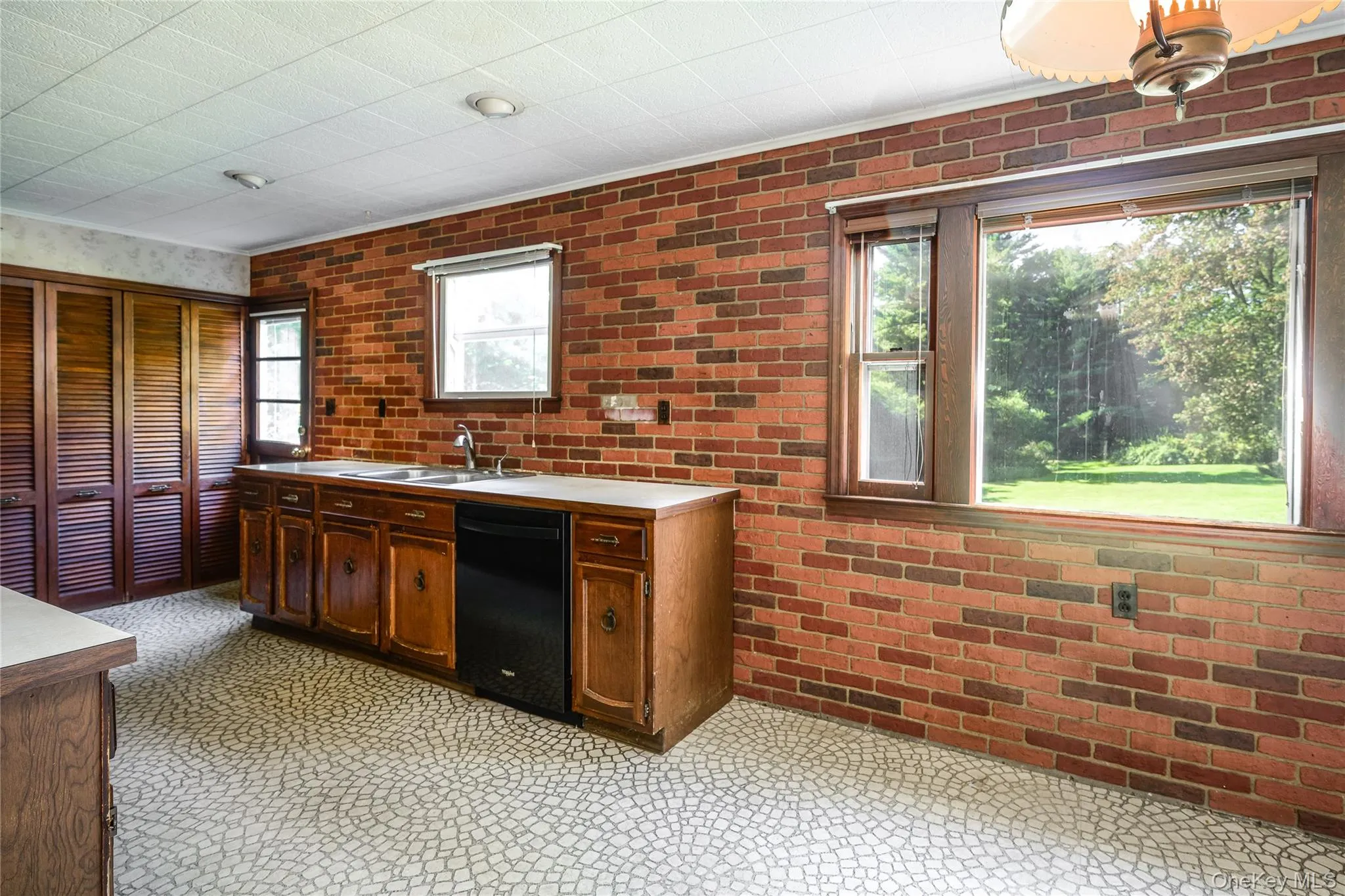 Eat-in-kitchen w/door to backyard Eat-in-kitchen w/door to backyard