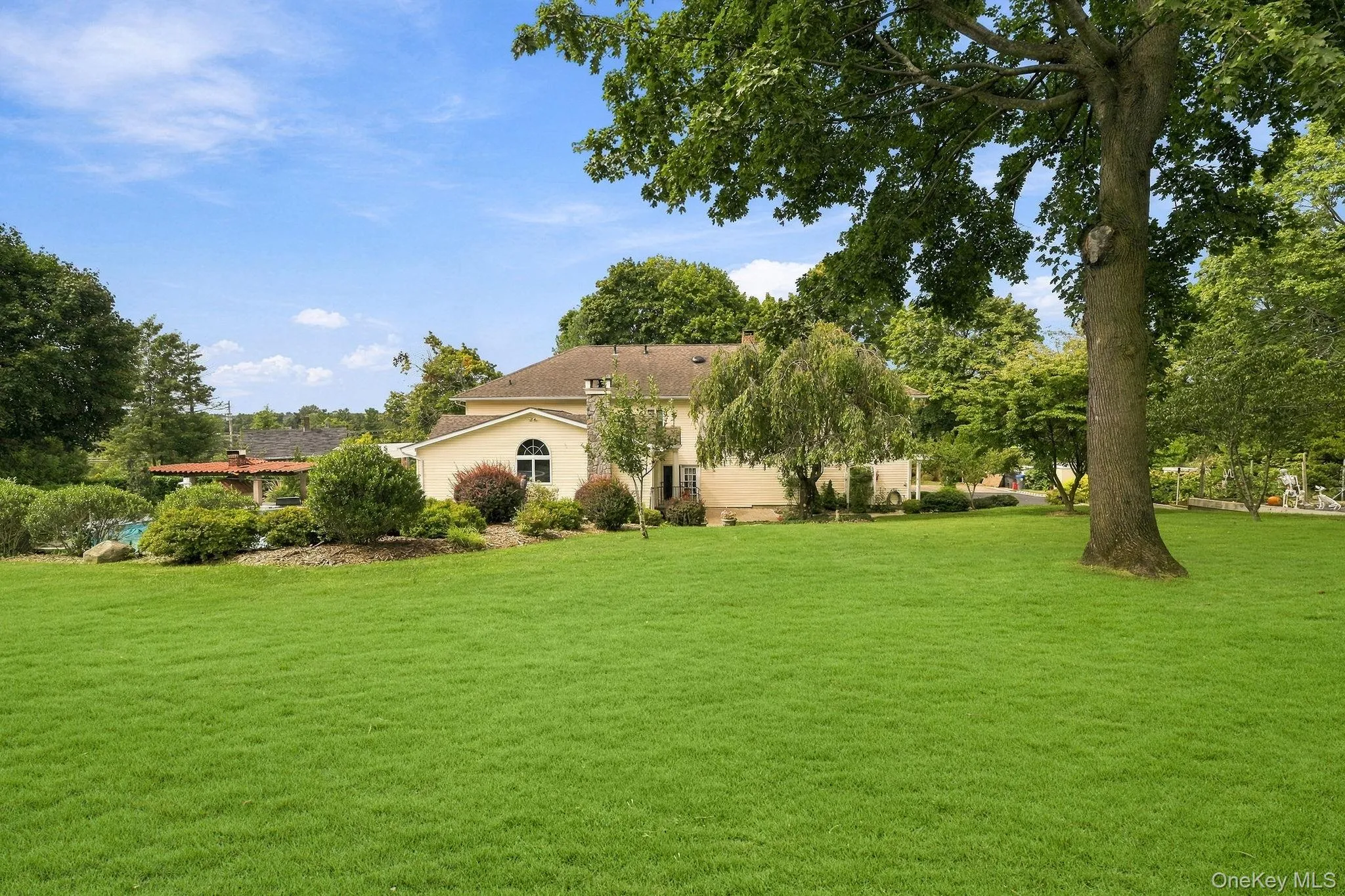 Manicured grounds unfold into private spaces for dining, lounging and recreation. Manicured grounds unfold into private spaces for dining, lounging and recreation.