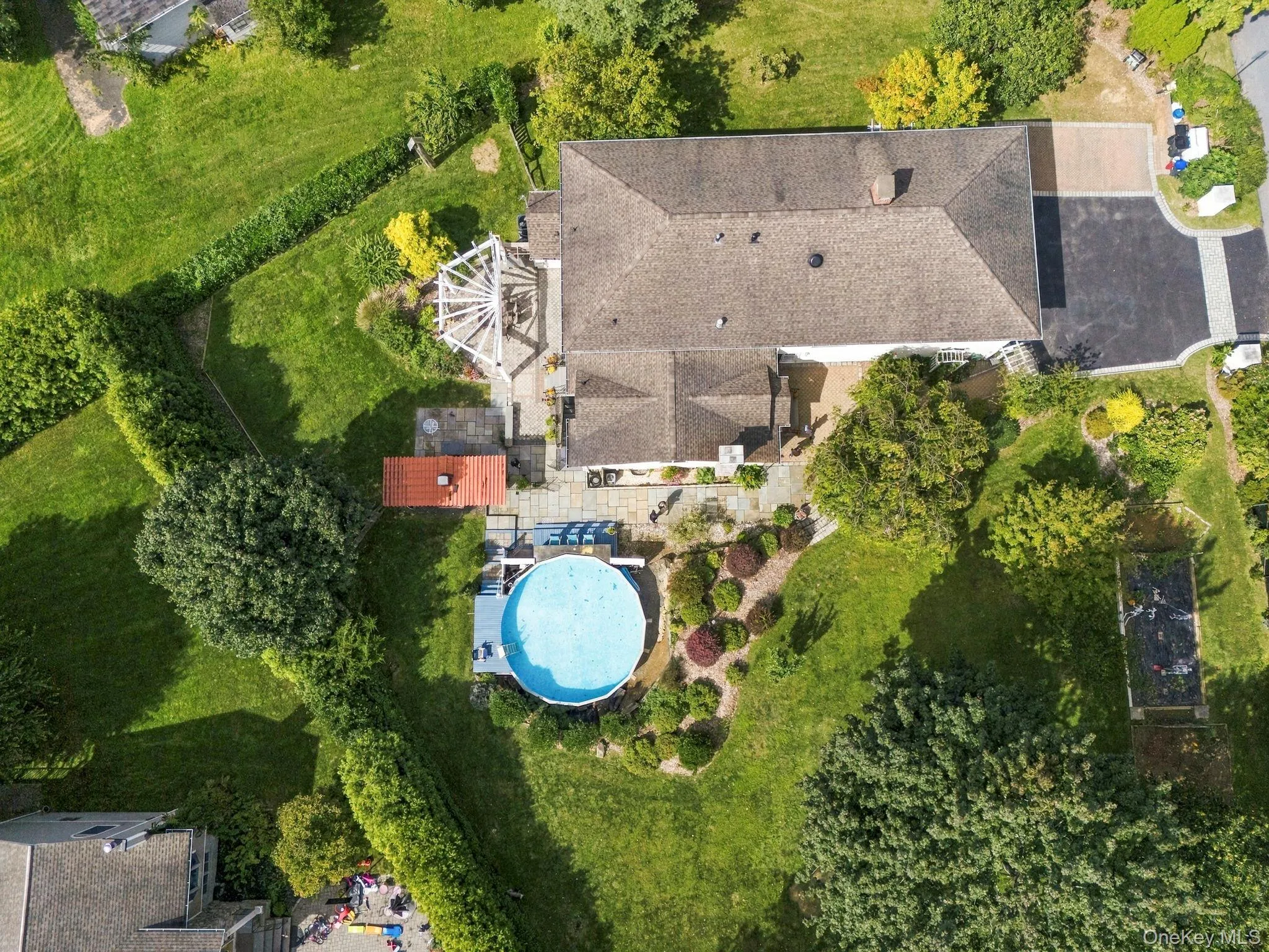 Directly across from Knollwood Country Club and golf course. Directly across from Knollwood Country Club and golf course.