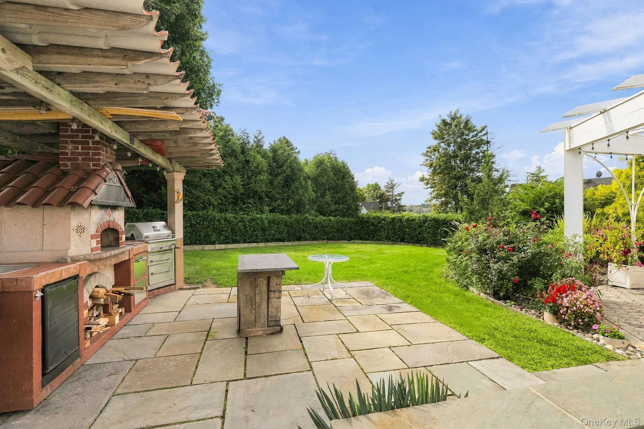 An outdoor kitchen designed for memorable gatherings. An outdoor kitchen designed for memorable gatherings.