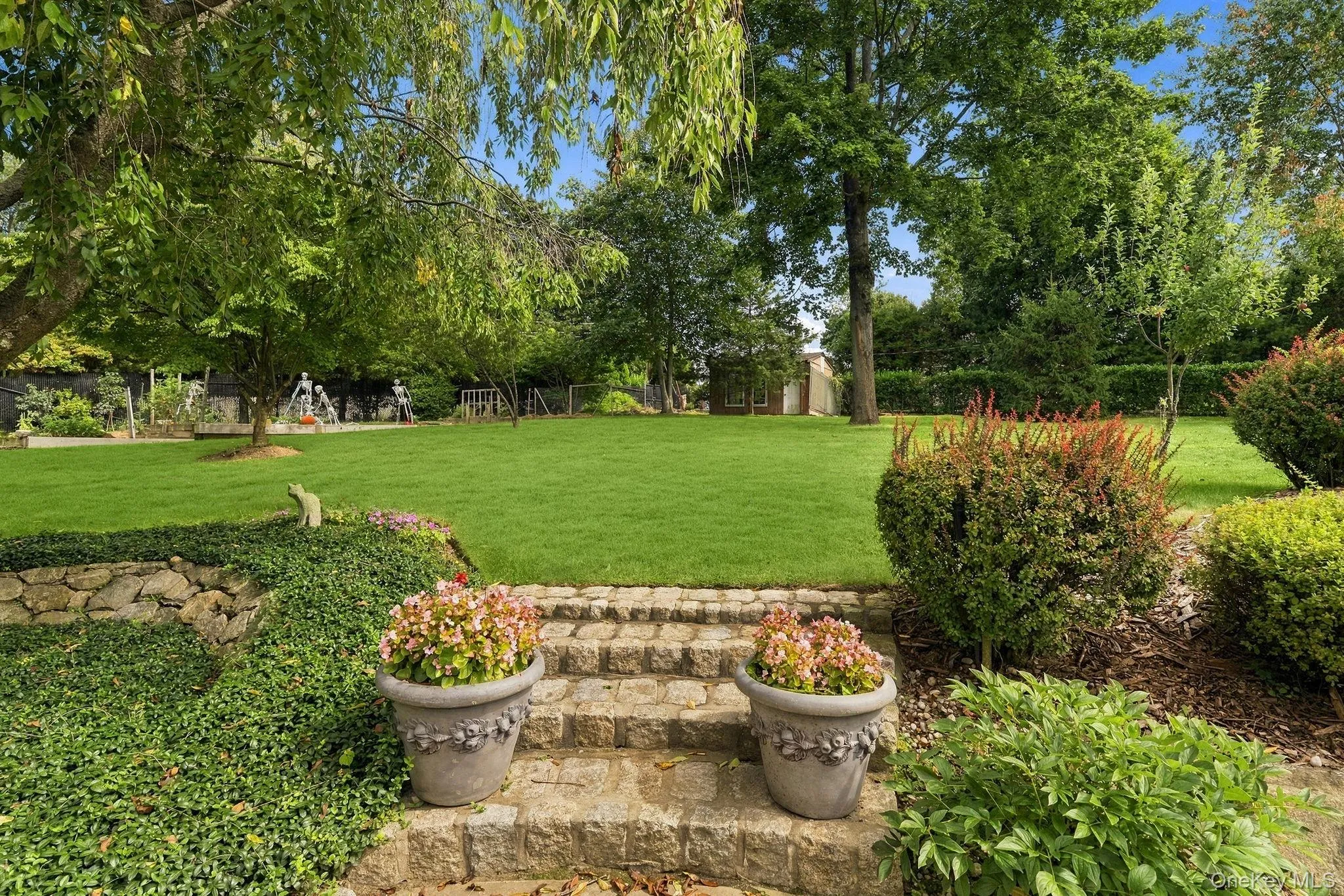 A beautifully appointed exterior with a gracious arrival. A beautifully appointed exterior with a gracious arrival.