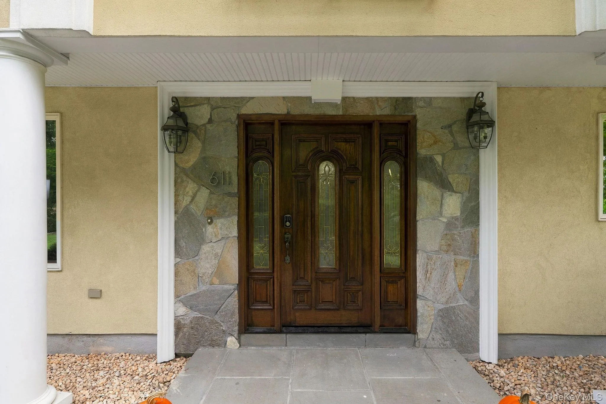 Graceful proportions and architectural details create a commanding first impression. Graceful proportions and architectural details create a commanding first impression.