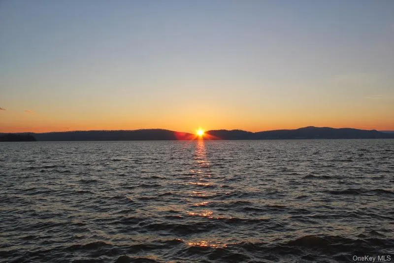 Incredible sunsets on the Hudson River, a sight you will never get tired of seeing. Incredible sunsets on the Hudson River, a sight you will never get tired of seeing.