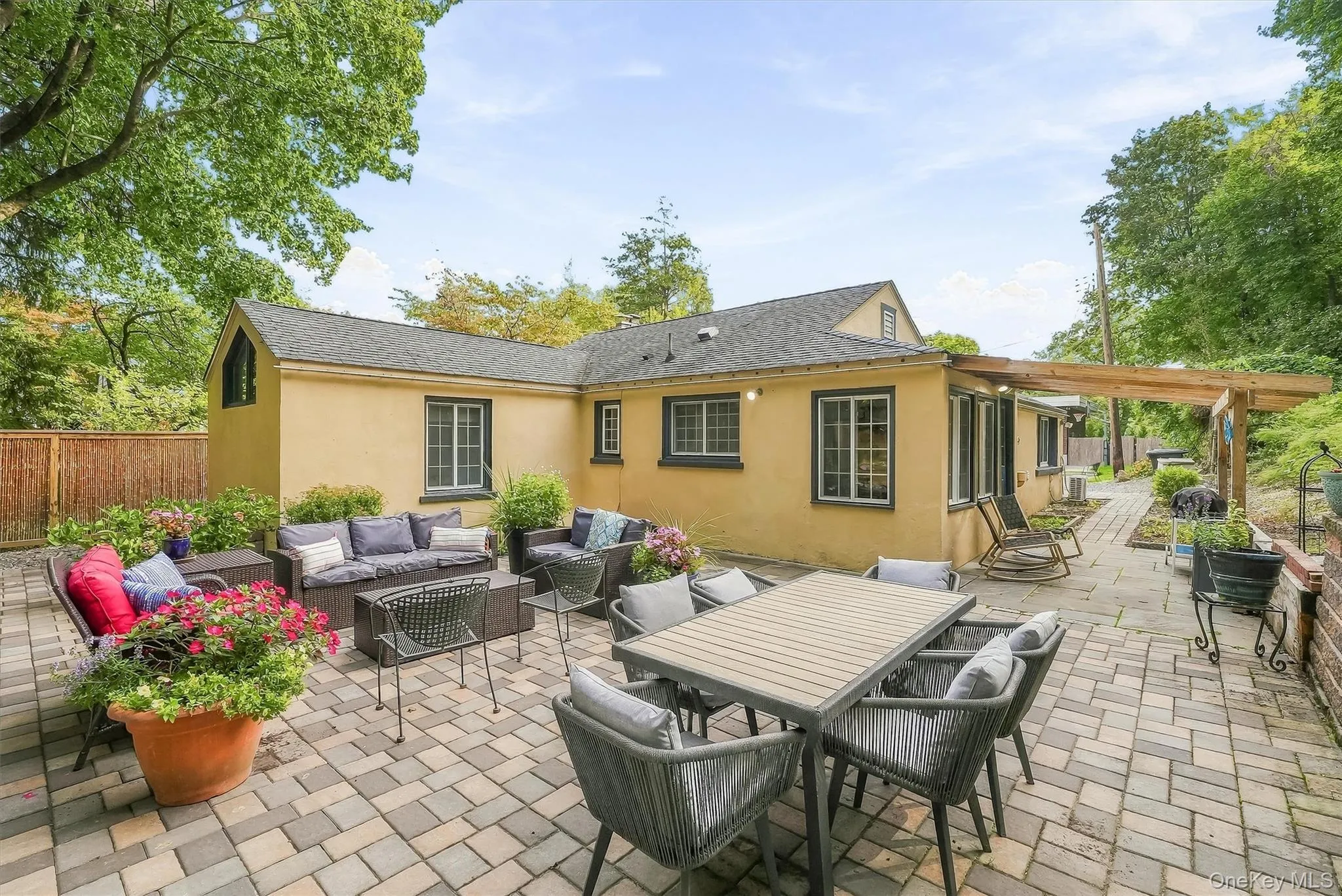The perfect setting for those who love outdoor entertaining. The perfect setting for those who love outdoor entertaining.