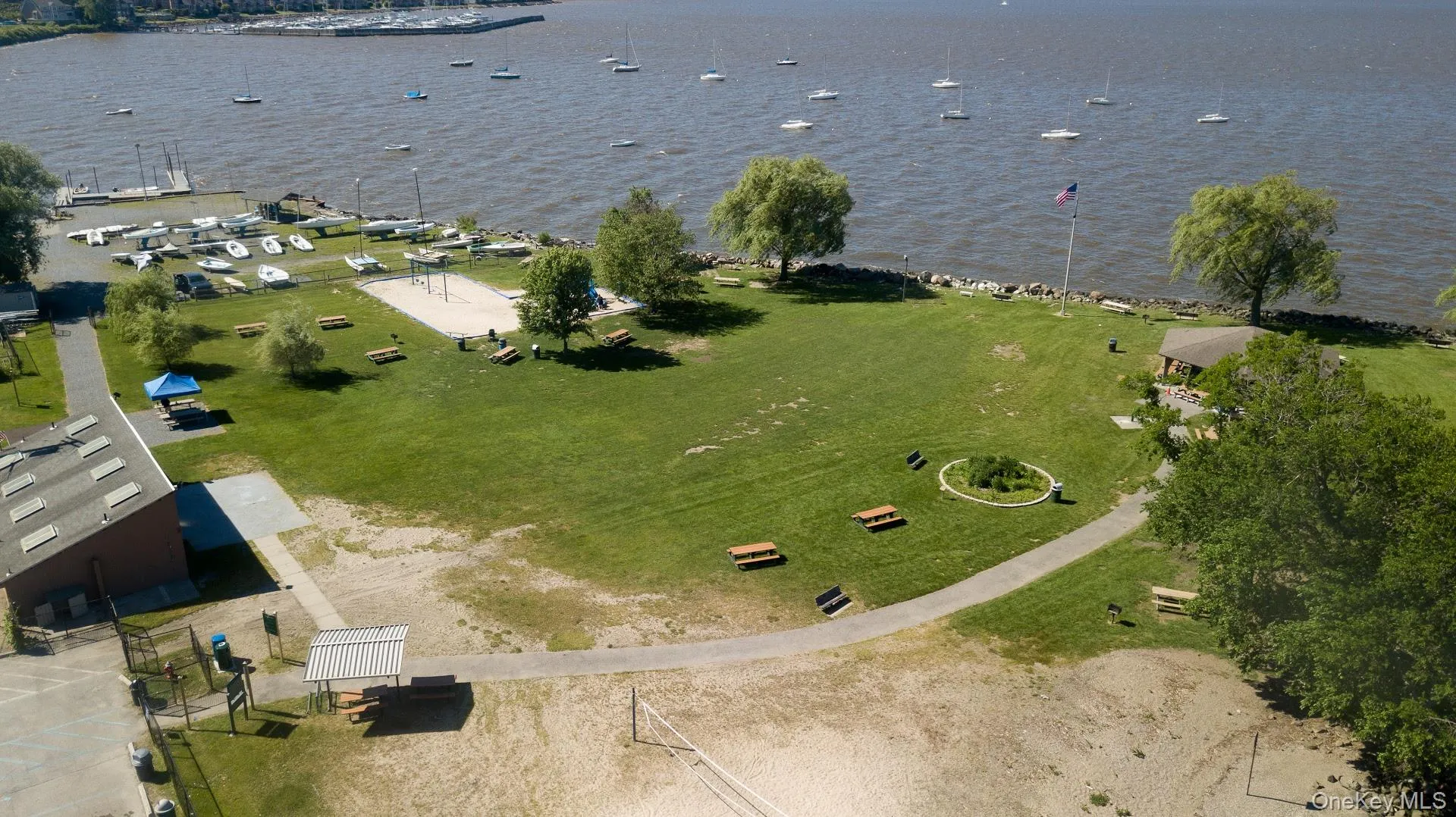 Enjoy summer concerts, outdoor picnics and activities at nearby Senasqua Park. Enjoy summer concerts, outdoor picnics and activities at nearby Senasqua Park.