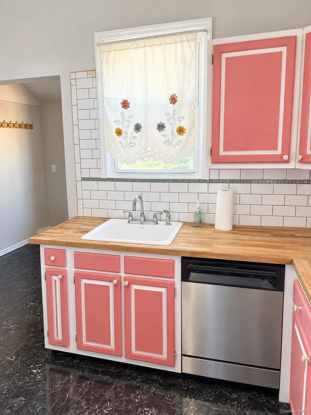 Eat-in Kitchen Eat-in Kitchen