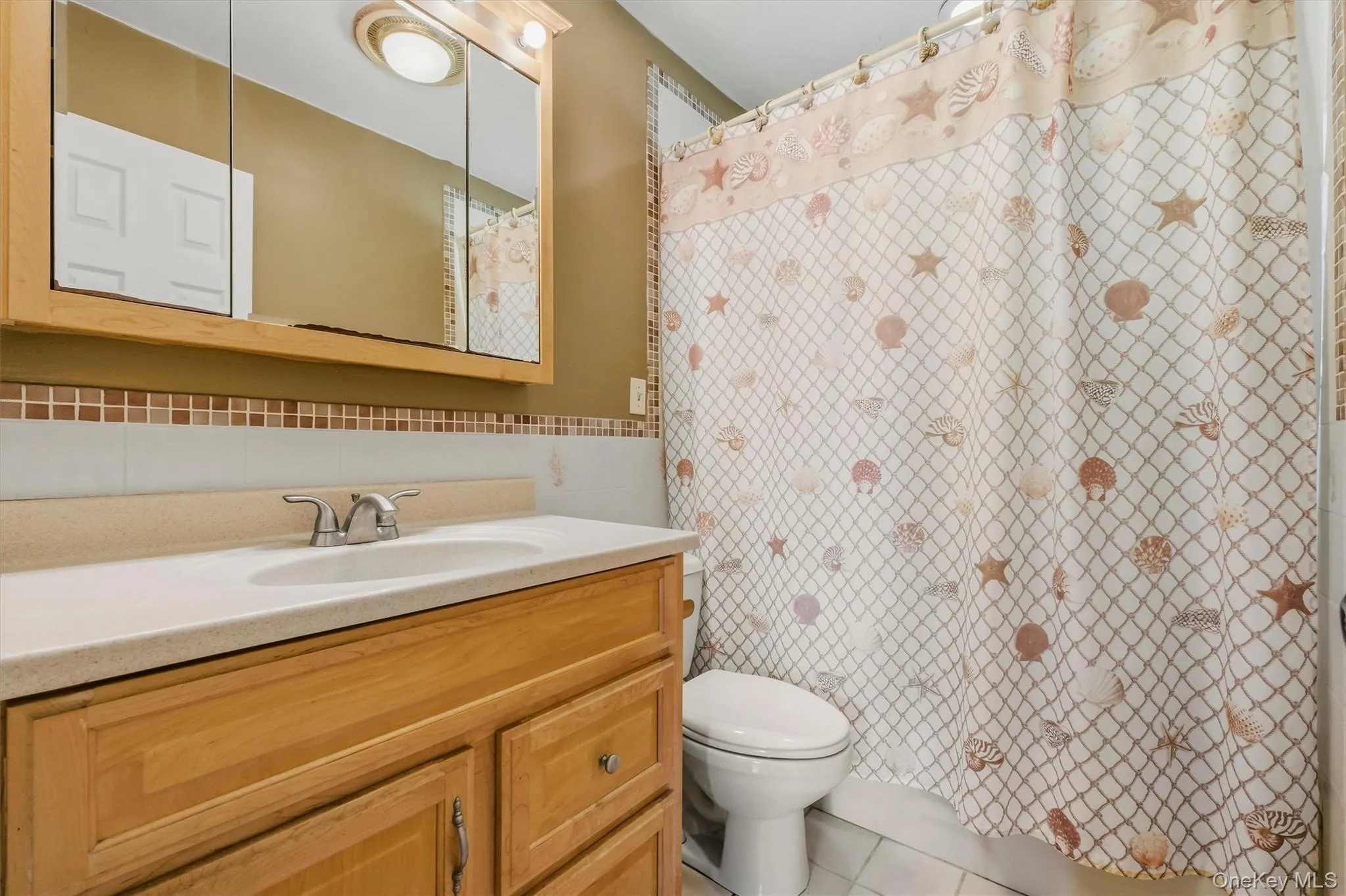 Spacious bathroom on main level. Spacious bathroom on main level.