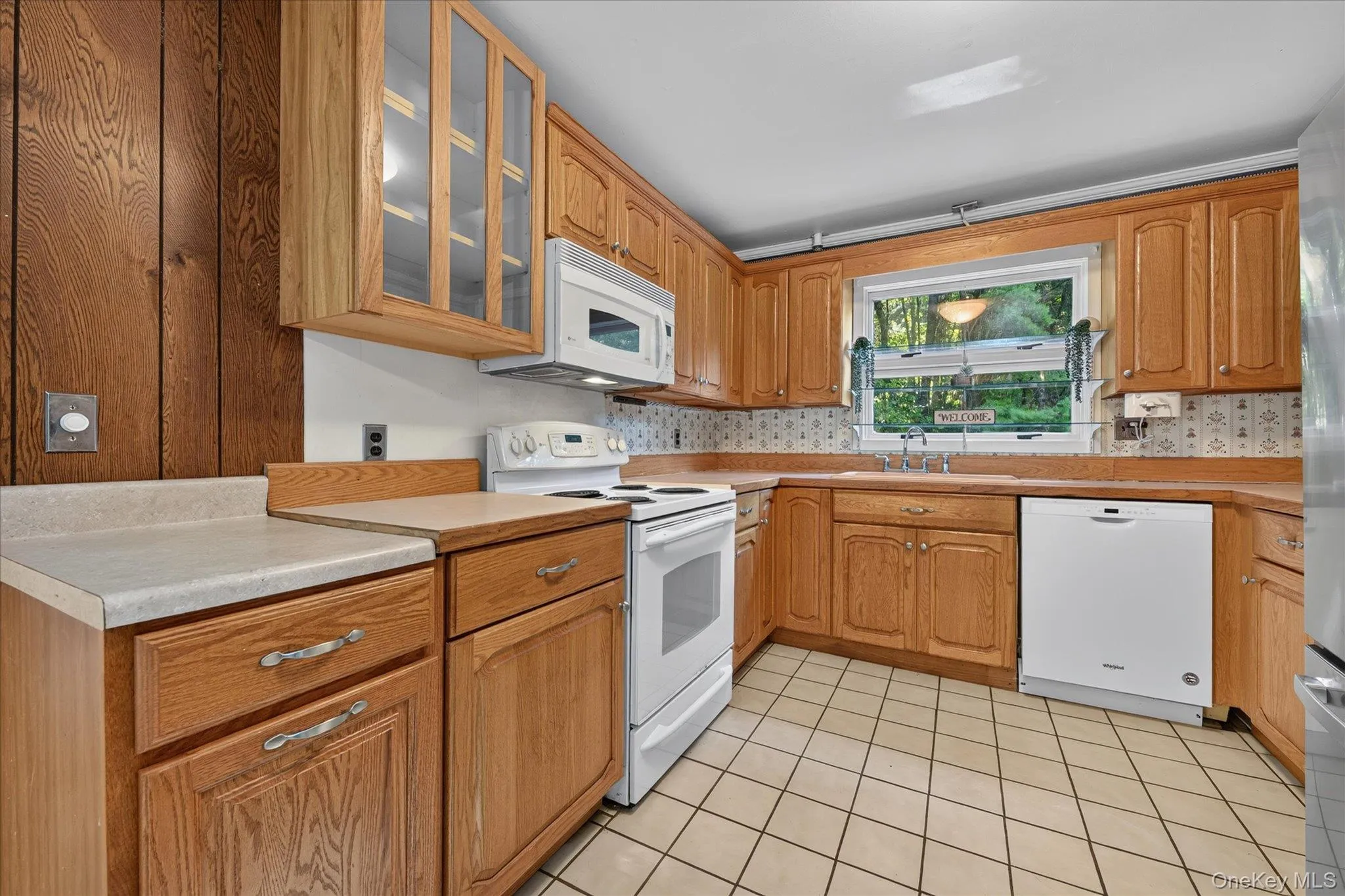 Kitchen with Solid Wood Cabinets Kitchen with Solid Wood Cabinets