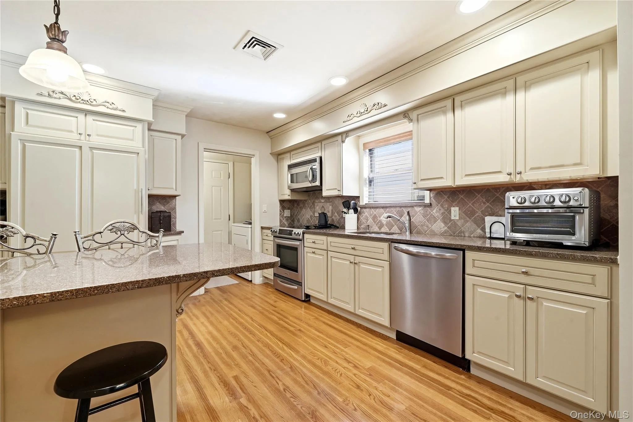 28 Hampton Court, Oyster Bay, NY, 4 Bedrooms Bedrooms, 8 Rooms Rooms,2 BathroomsBathrooms,Residential Lease,For Rent,Hampton,0,1053610 28 Hampton Court, Oyster Bay, NY, 4 Bedrooms Bedrooms, 8 Rooms Rooms,2 BathroomsBathrooms,Residential Lease,For Rent,Hampton,0,1053610