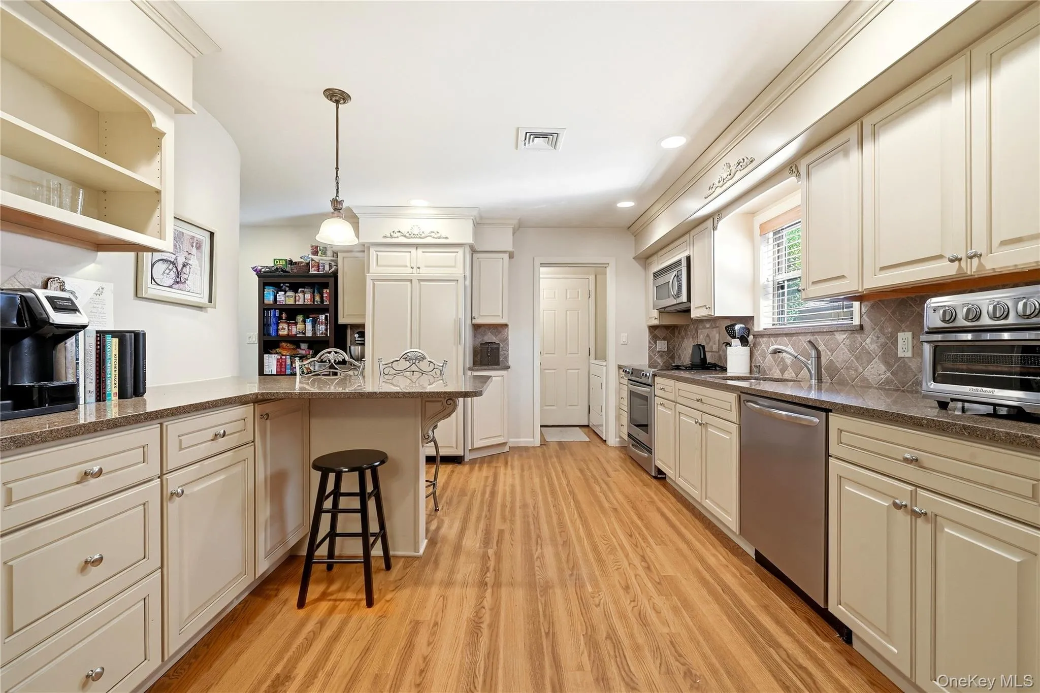 28 Hampton Court, Oyster Bay, NY, 4 Bedrooms Bedrooms, 8 Rooms Rooms,2 BathroomsBathrooms,Residential Lease,For Rent,Hampton,0,1053610 28 Hampton Court, Oyster Bay, NY, 4 Bedrooms Bedrooms, 8 Rooms Rooms,2 BathroomsBathrooms,Residential Lease,For Rent,Hampton,0,1053610