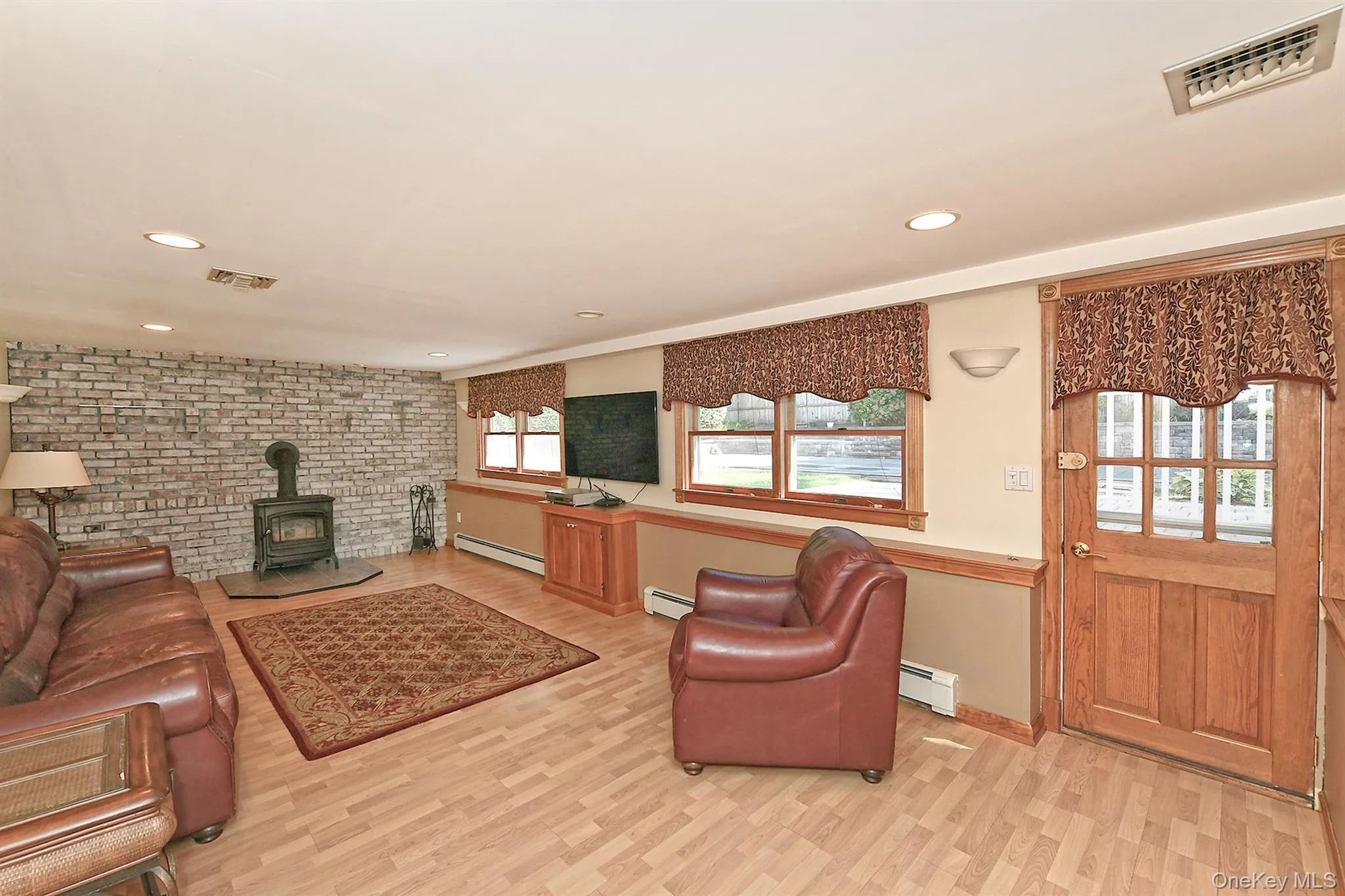 19 Court Drive, Huntington, NY, 3 Bedrooms Bedrooms, 7 Rooms Rooms,1 BathroomBathrooms,Residential,For Rent,Court,0,1053619 19 Court Drive, Huntington, NY, 3 Bedrooms Bedrooms, 7 Rooms Rooms,1 BathroomBathrooms,Residential,For Rent,Court,0,1053619
