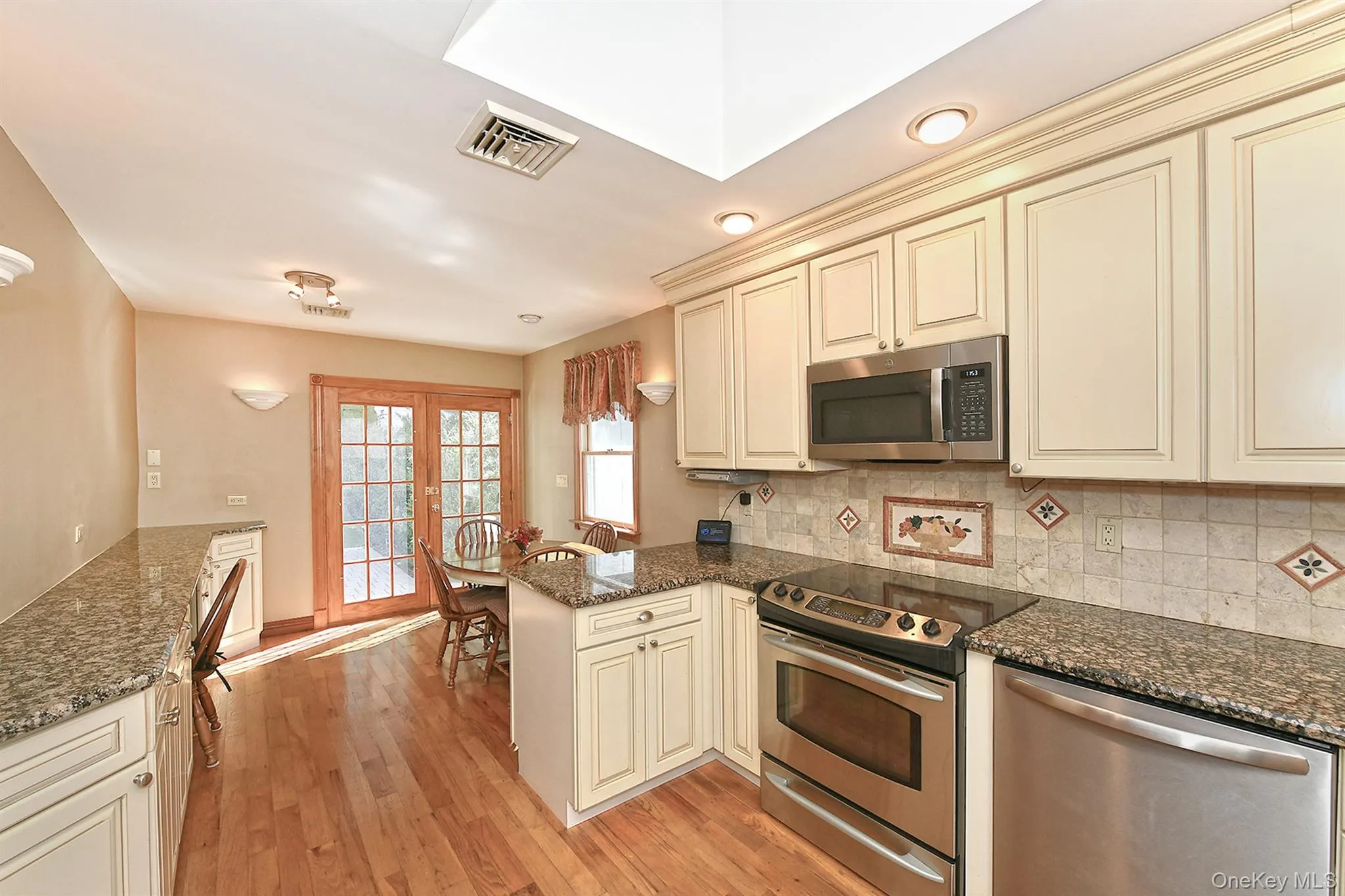 19 Court Drive, Huntington, NY, 3 Bedrooms Bedrooms, 7 Rooms Rooms,1 BathroomBathrooms,Residential,For Rent,Court,0,1053619 19 Court Drive, Huntington, NY, 3 Bedrooms Bedrooms, 7 Rooms Rooms,1 BathroomBathrooms,Residential,For Rent,Court,0,1053619