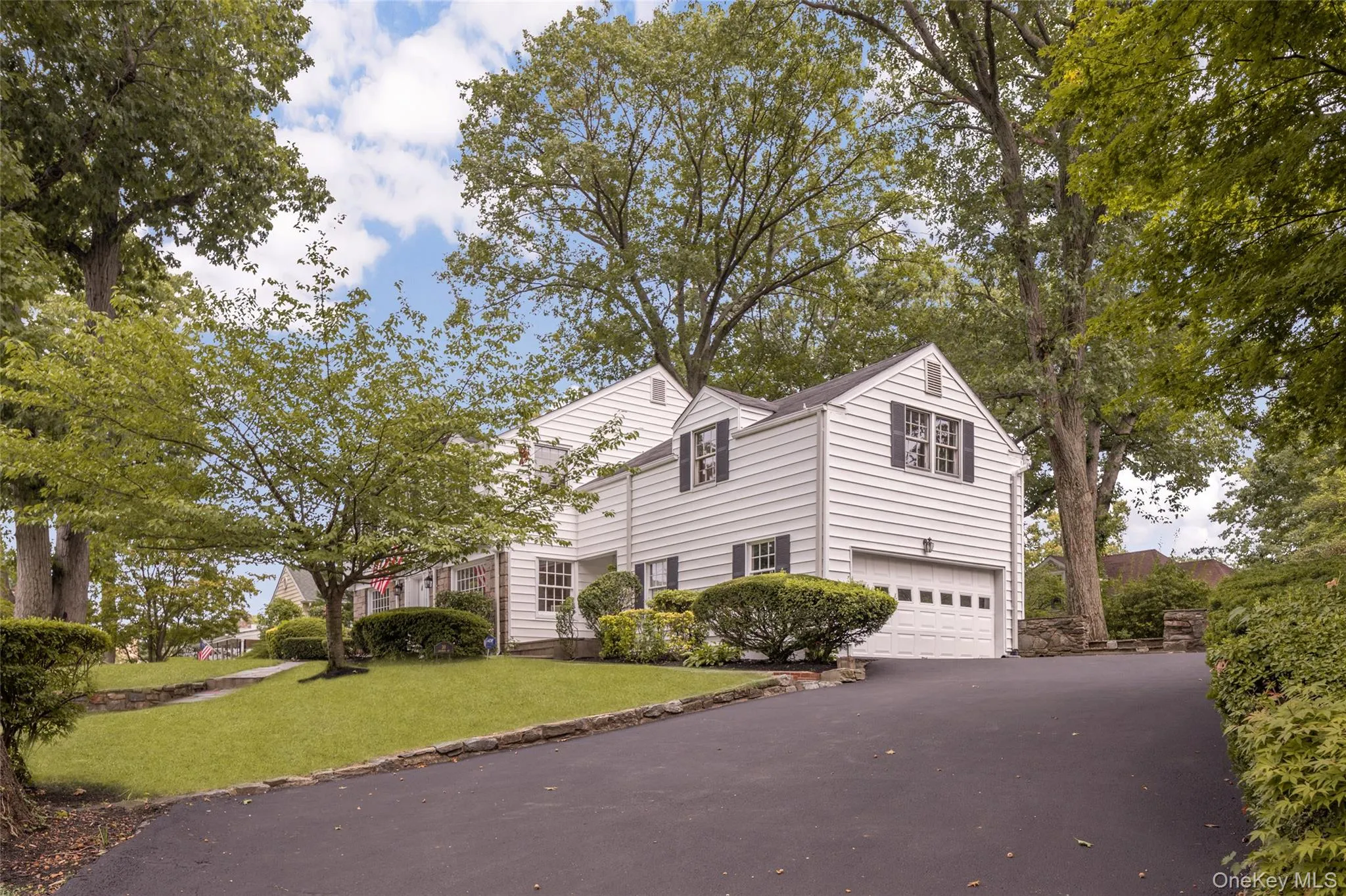 Driveway provides ample parking as well as access to the spacious 2 car garage Driveway provides ample parking as well as access to the spacious 2 car garage