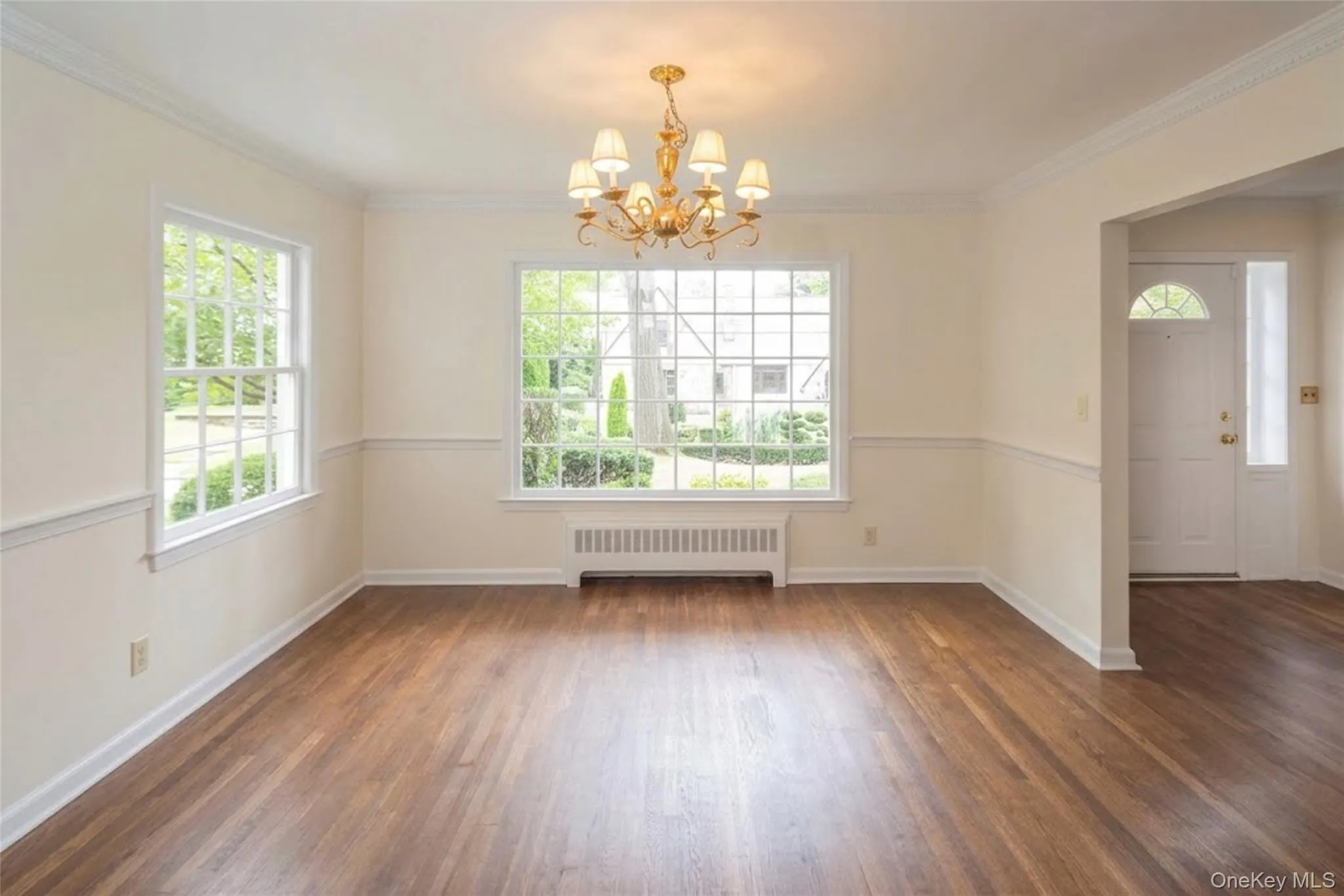 Corner dining room with great light Corner dining room with great light