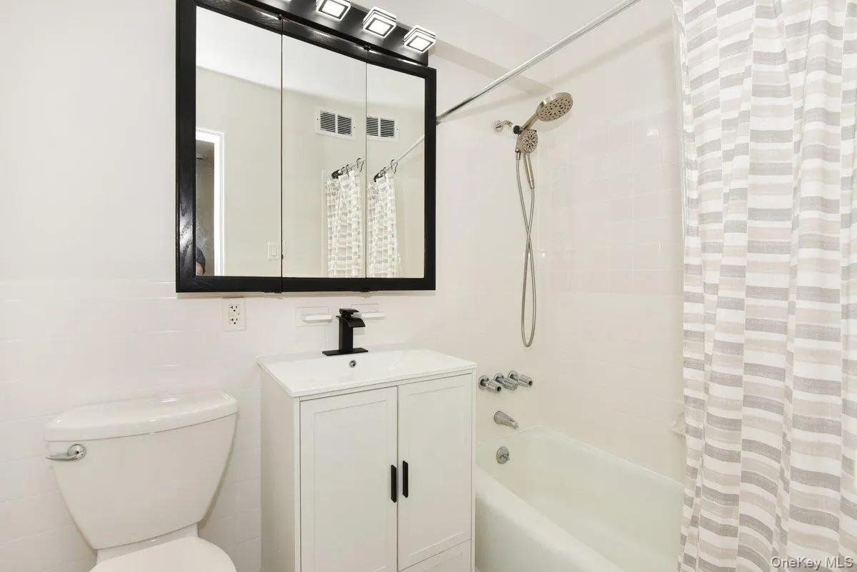 2 Birchwood Court, Hempstead, NY, 2 Bedrooms Bedrooms, 5 Rooms Rooms,2 BathroomsBathrooms,Residential Lease,For Rent,Birchwood,0,1053634 2 Birchwood Court, Hempstead, NY, 2 Bedrooms Bedrooms, 5 Rooms Rooms,2 BathroomsBathrooms,Residential Lease,For Rent,Birchwood,0,1053634
