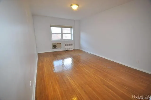 Large Bedroom with double floor to ceiling closets. Large Bedroom with double floor to ceiling closets.