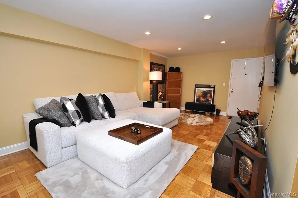 10 Old Mamaroneck Road, White Plains, NY, 1 Bedroom Bedrooms, 4 Rooms Rooms,1 BathroomBathrooms,Residential,For Rent,Old Mamaroneck,0,1053668 10 Old Mamaroneck Road, White Plains, NY, 1 Bedroom Bedrooms, 4 Rooms Rooms,1 BathroomBathrooms,Residential,For Rent,Old Mamaroneck,0,1053668