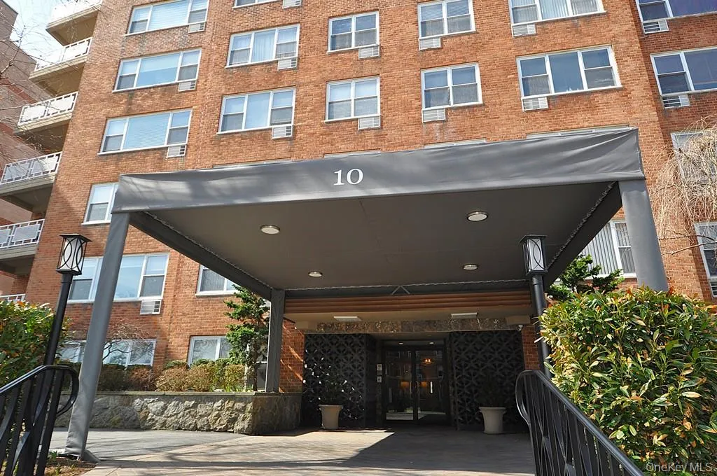 10 Old Mamaroneck Rd – Wesley House is a co-op with a doorman, exercise room, 24 Hour surveillance, automated notification system, bike racks, on floor laundry in the heart of White Plains 10 Old Mamaroneck Rd – Wesley House is a co-op with a doorman, exercise room, 24 Hour surveillance, automated notification system, bike racks, on floor laundry in the heart of White Plains