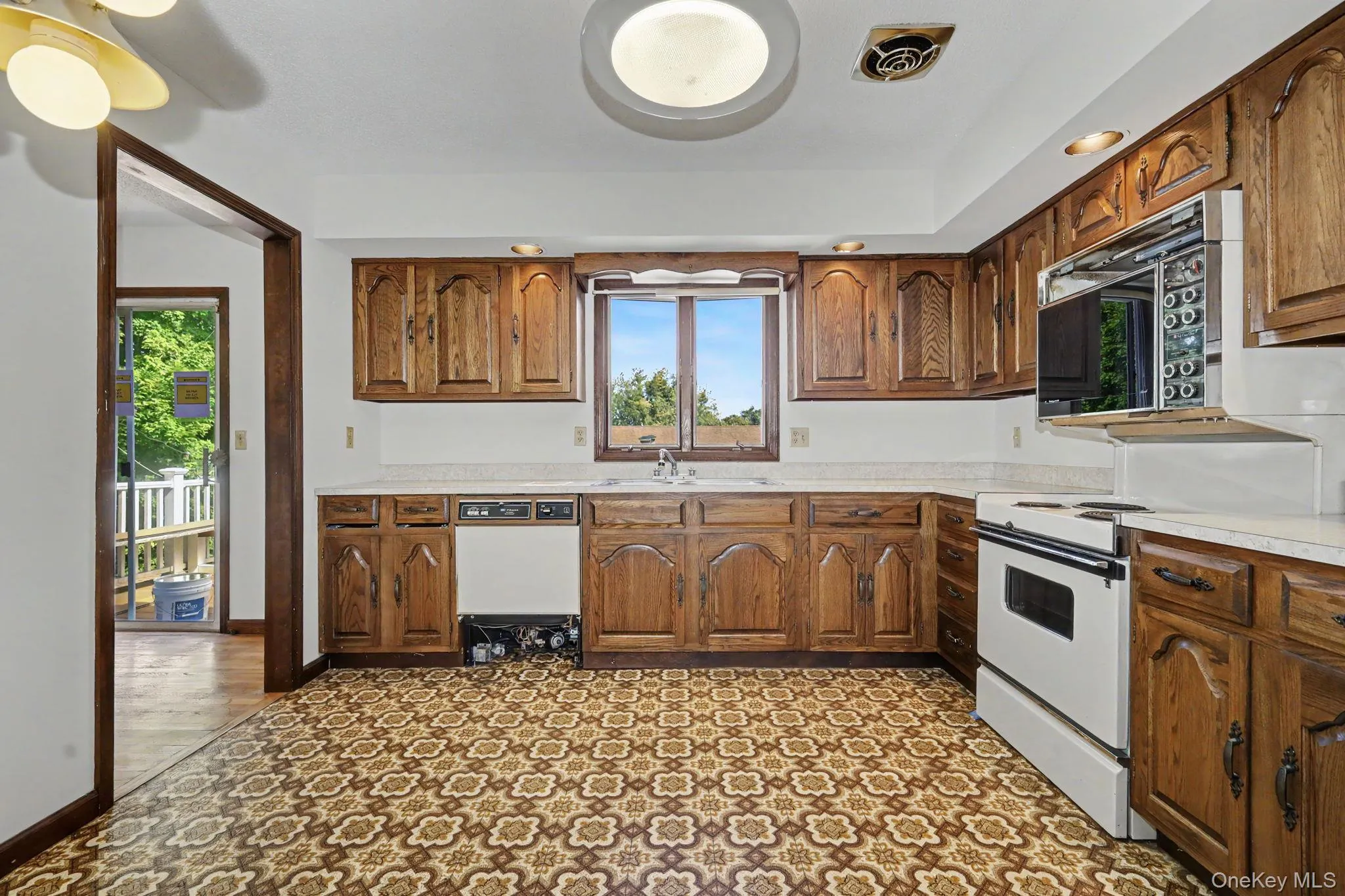 Spacious eat-in kitchen Spacious eat-in kitchen