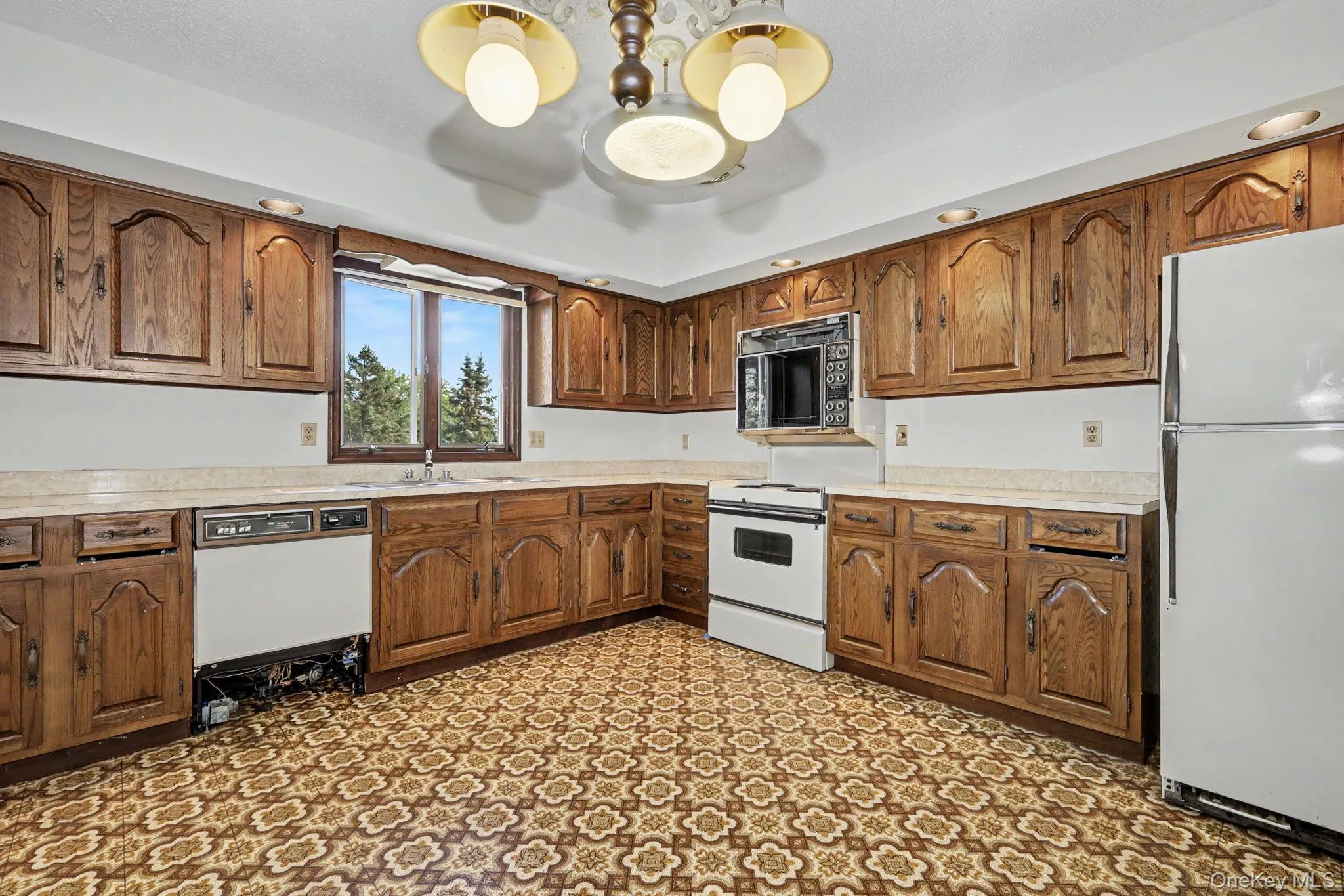 Spacious eat-in kitchen Spacious eat-in kitchen