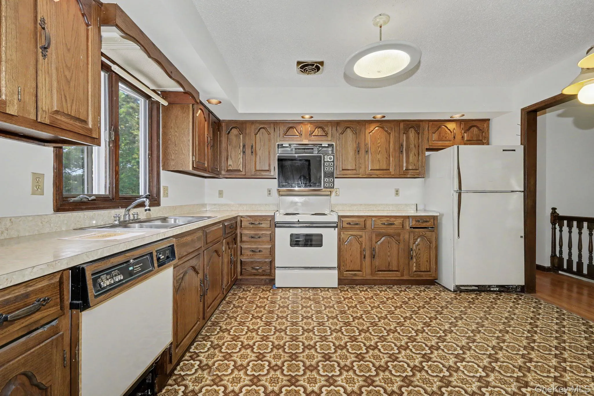 Spacious eat-in kitchen Spacious eat-in kitchen