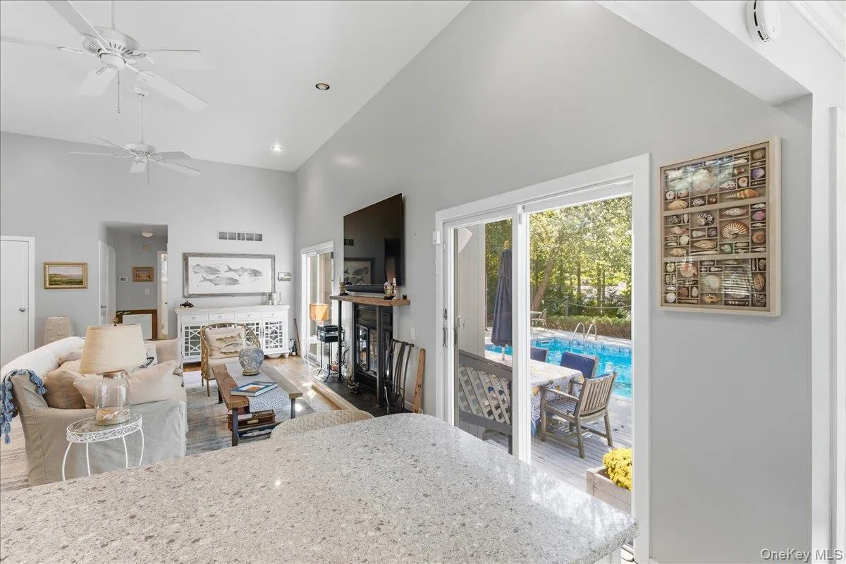 10 Glenmore Road, Southampton, New York 11946