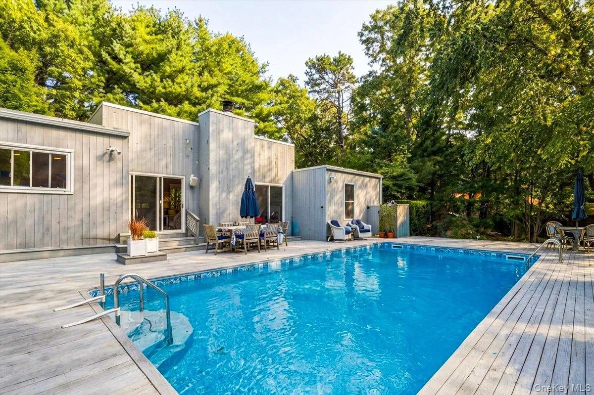 10 Glenmore Road, Southampton, New York 11946