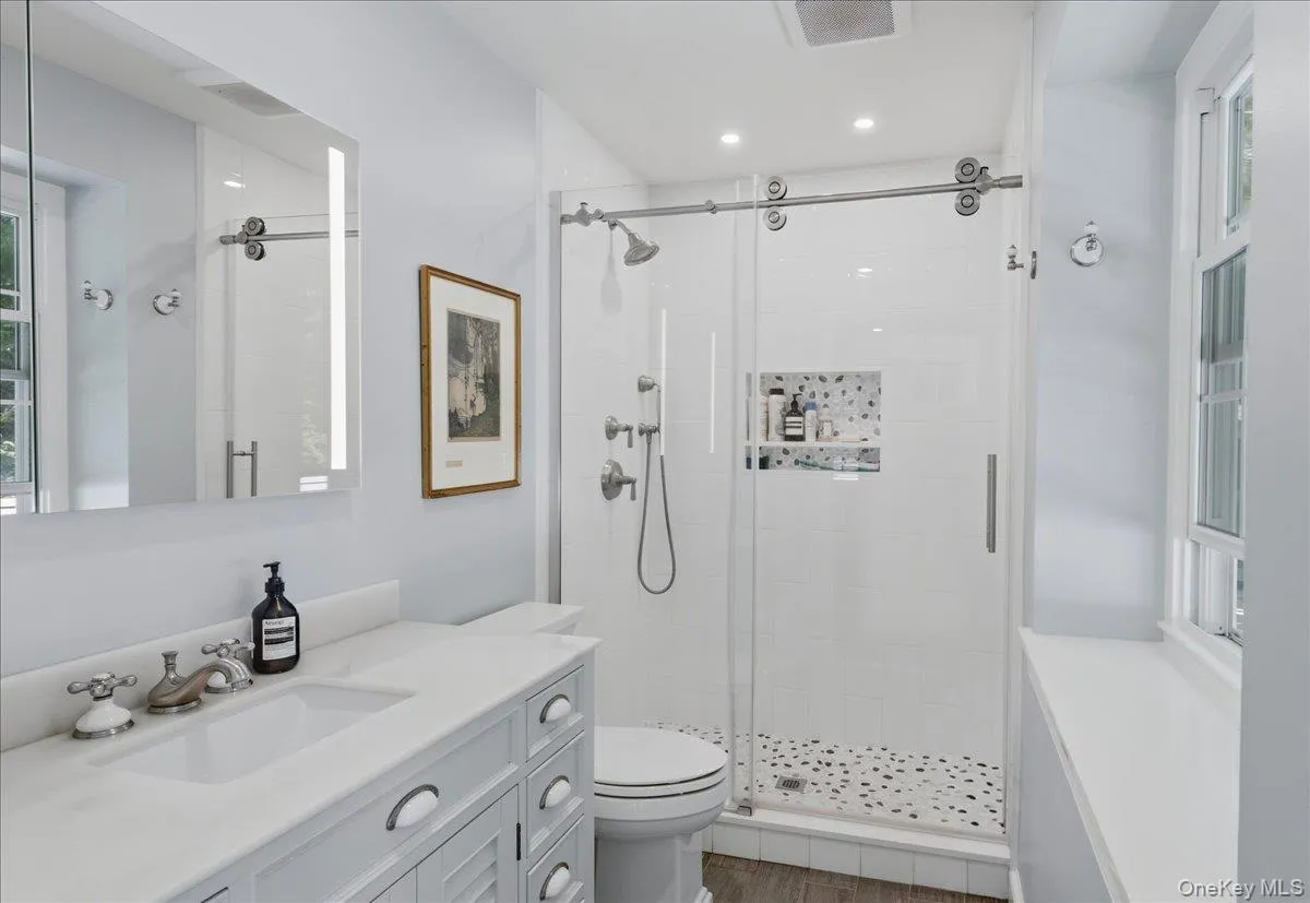 10 Glenmore Road, Southampton, New York 11946