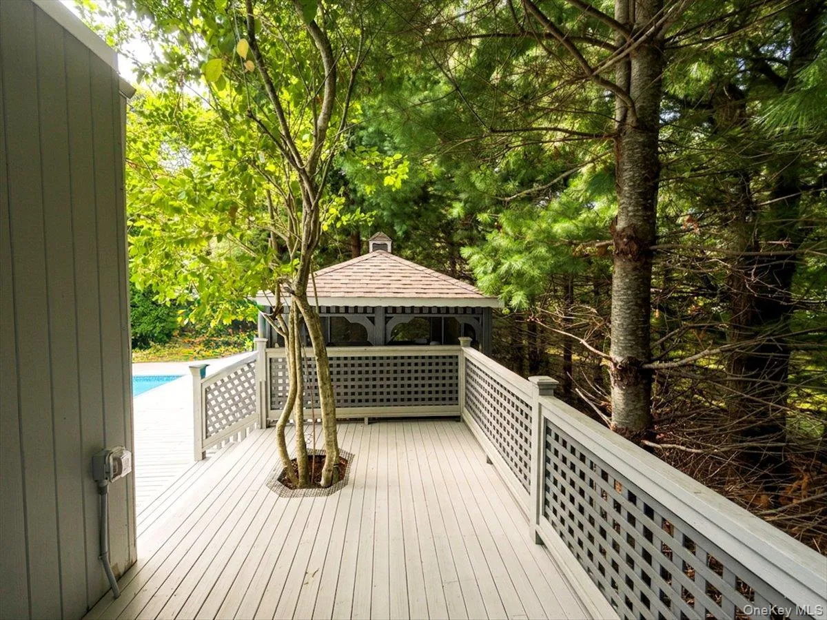 10 Glenmore Road, Southampton, New York 11946