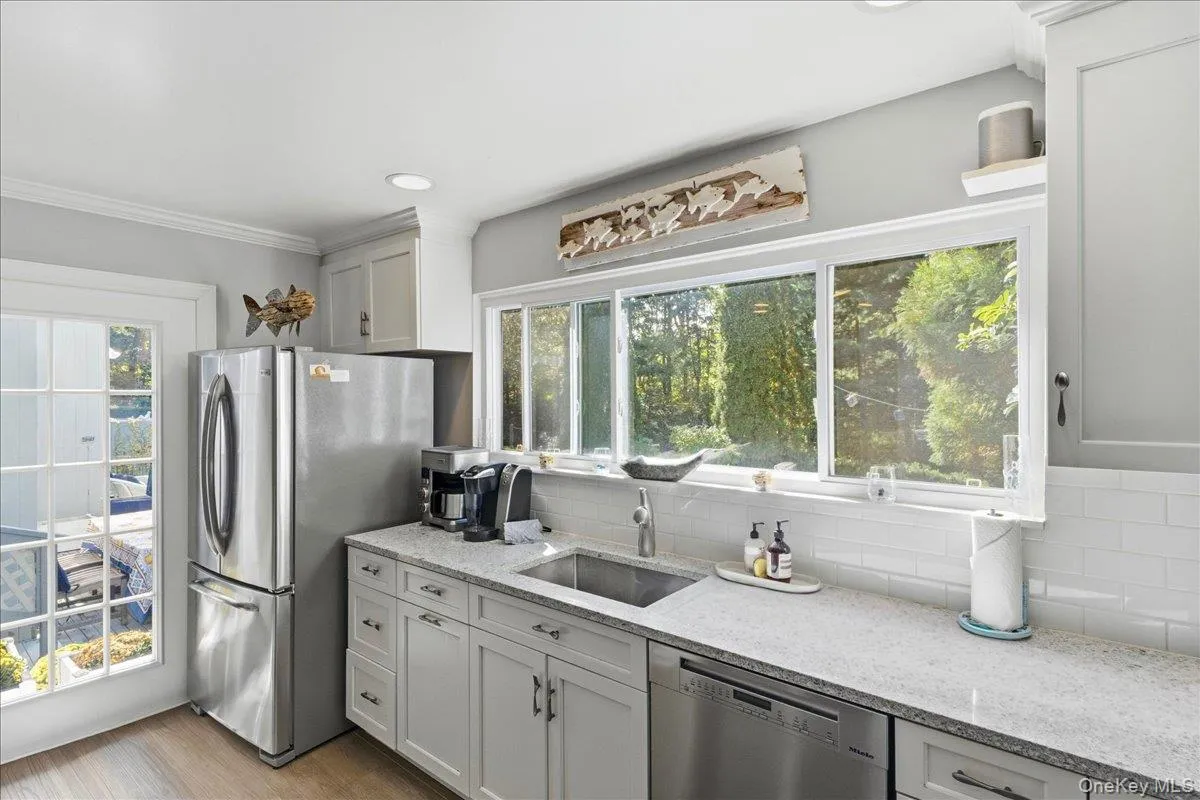 10 Glenmore Road, Southampton, New York 11946