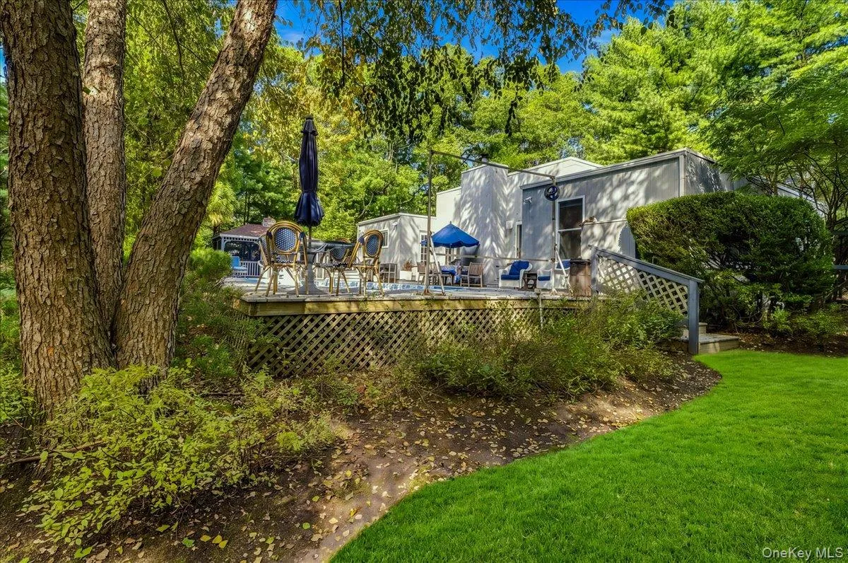 10 Glenmore Road, Southampton, New York 11946