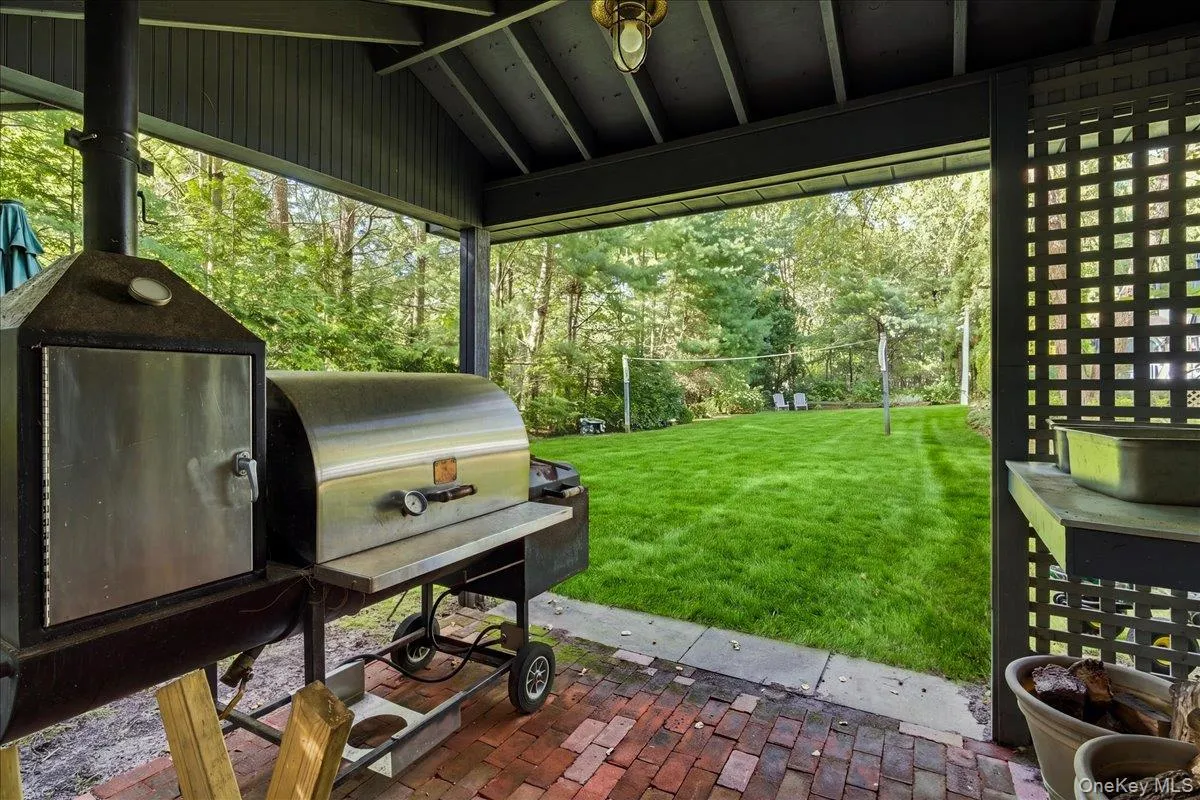 10 Glenmore Road, Southampton, New York 11946