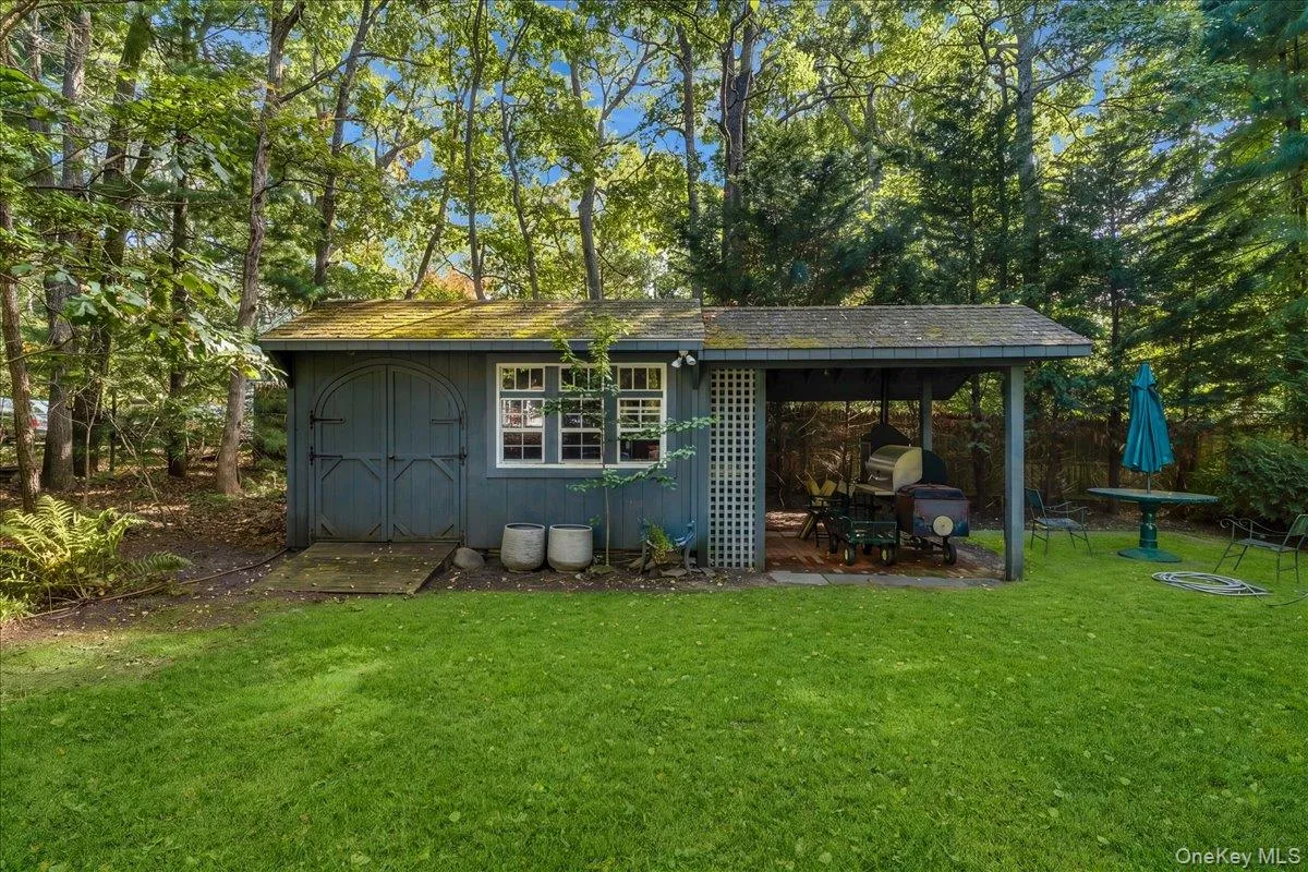 10 Glenmore Road, Southampton, New York 11946